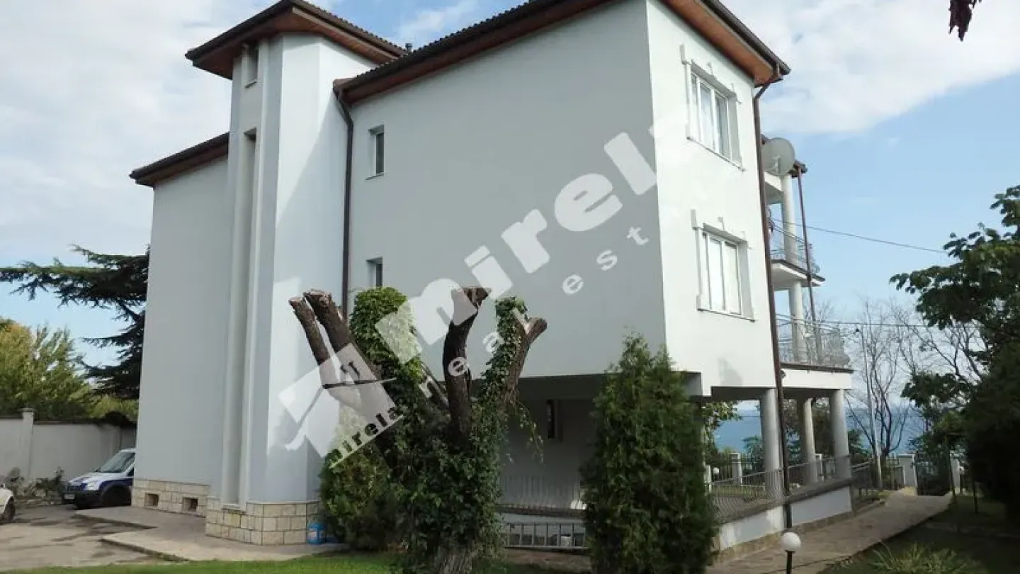 Luxury Waterfront Estate with Stunning Panoramic Views - Image 3