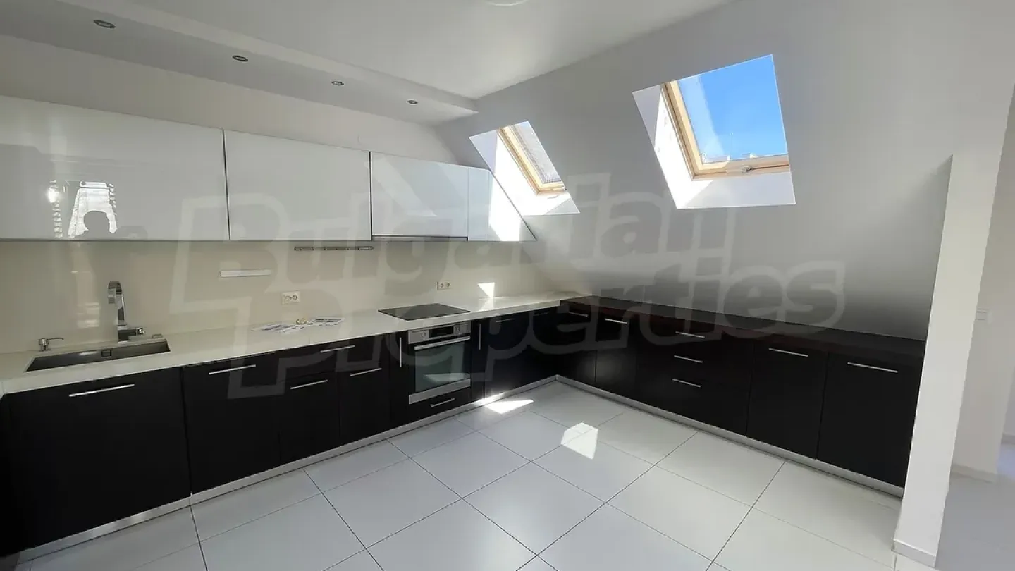 Spacious 3-Bedroom Apartment in Varna's Heart – Modern Living - Image 2