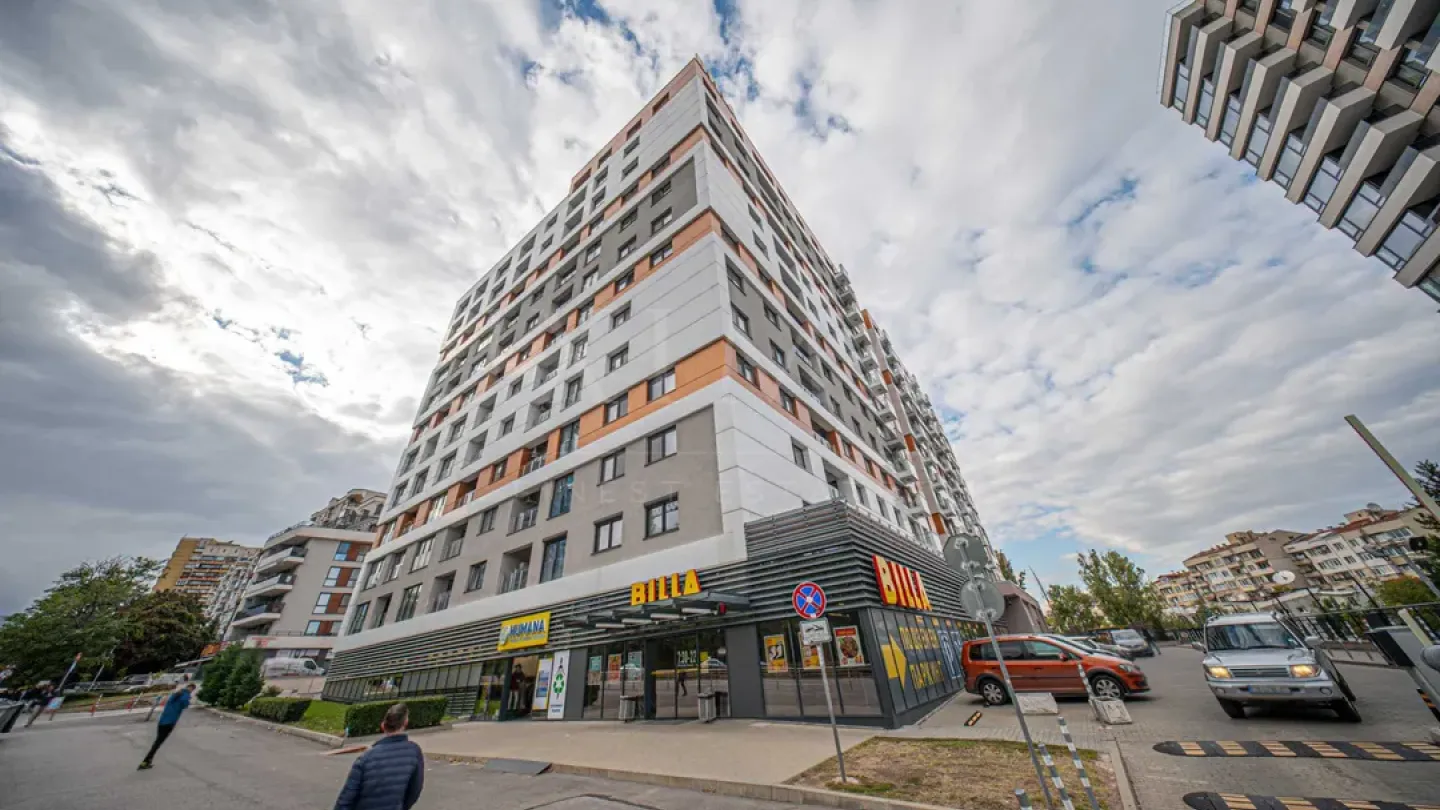 Spacious Apartment with Mountain Views, Designer Furnishings in Sofia - Image 1