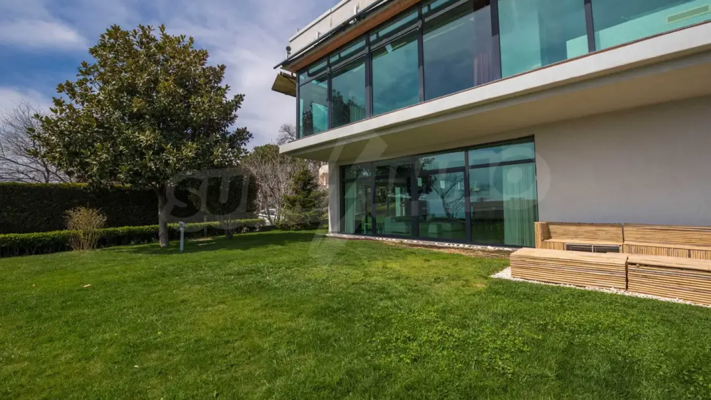 Modern Seafront Villa with Stunning Panoramic Views - Image 5