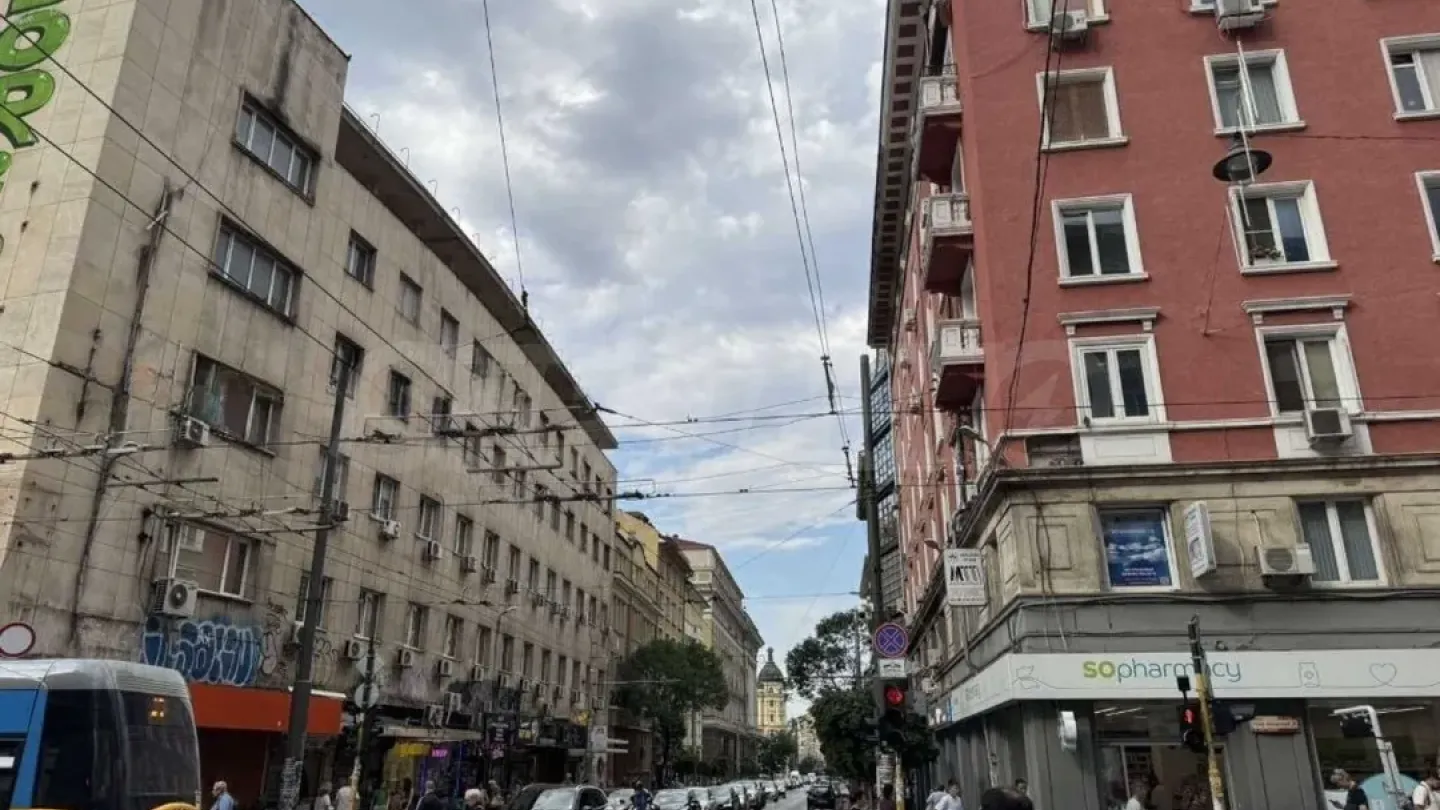 Spacious Two-Bedroom Apartment with Slavyanovo Square View - Image 5