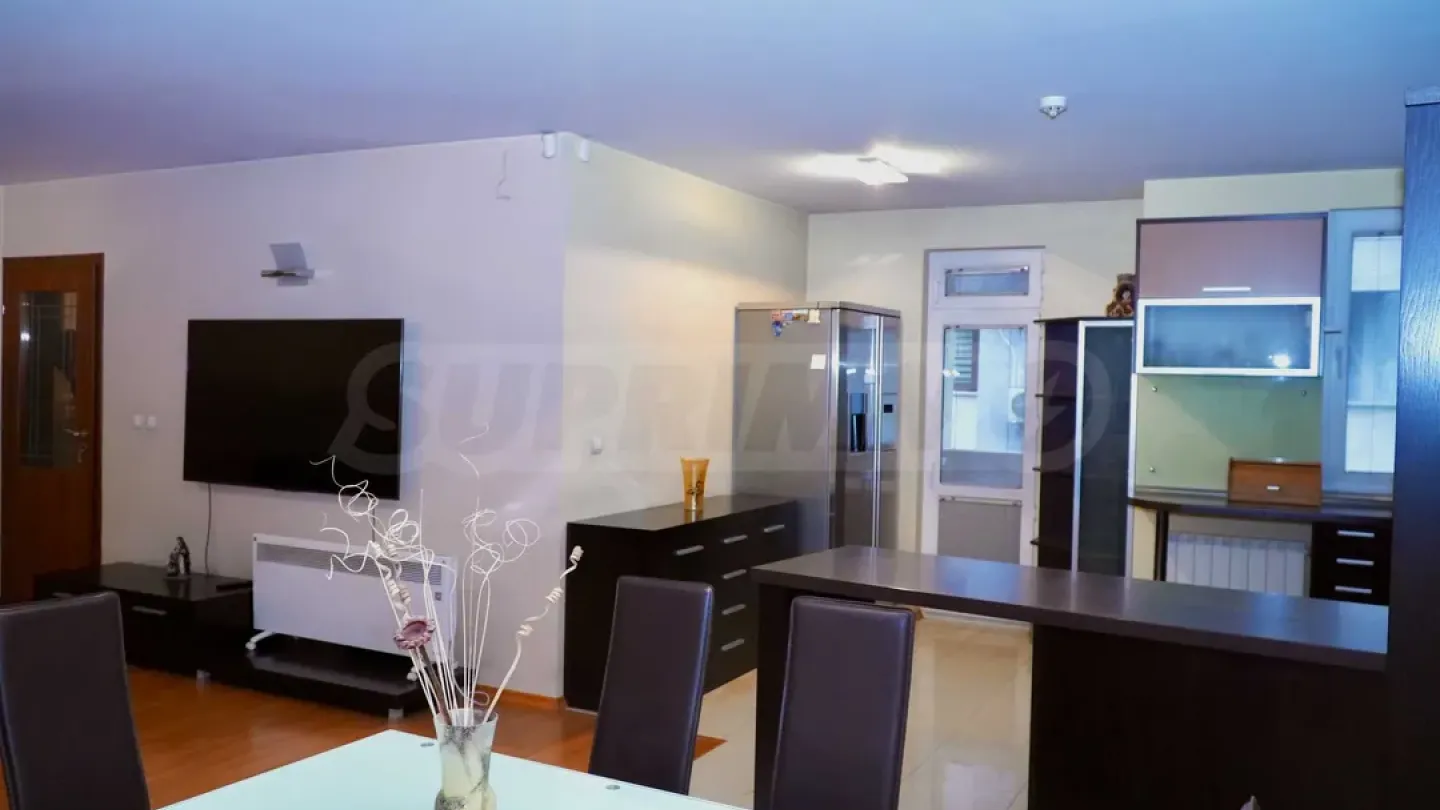 Spacious 2-Bed Apartment w/ Garage & Extra Space - Image 3