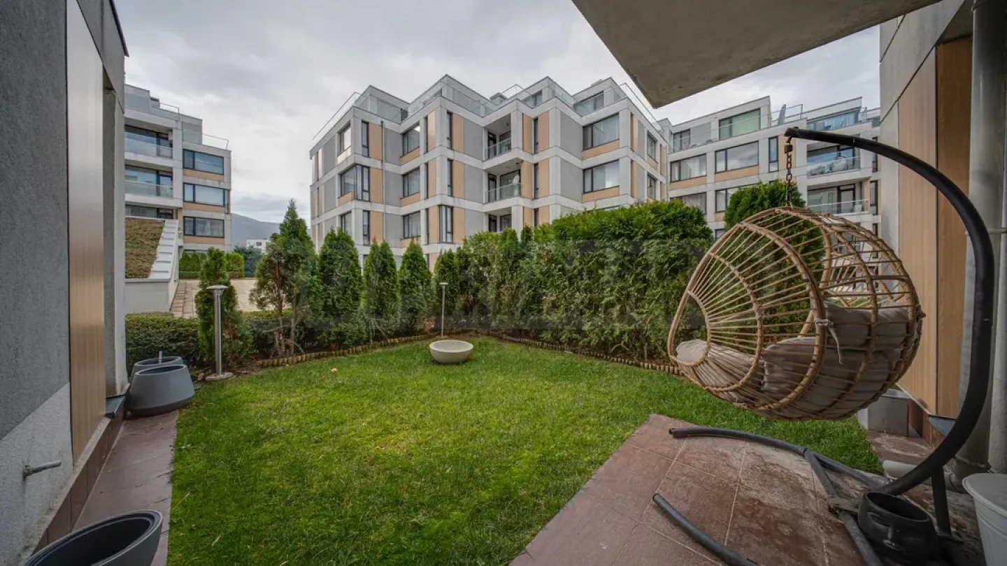 Spacious, Fully Furnished Apartment with Private Garden - Image 3