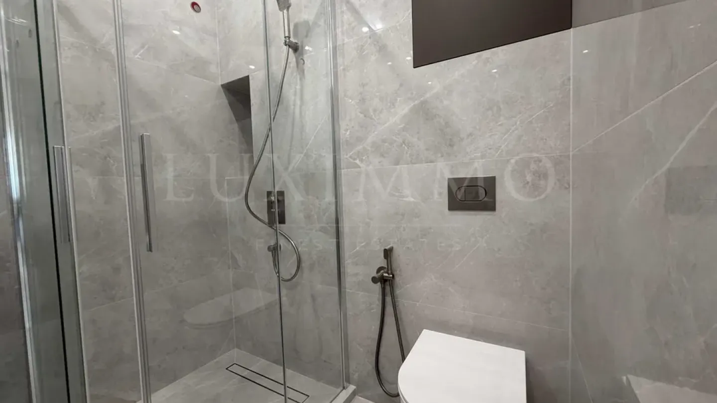 Spacious, Fully Furnished 1-Bedroom Apartment in Royal Garden 2 - Image 1