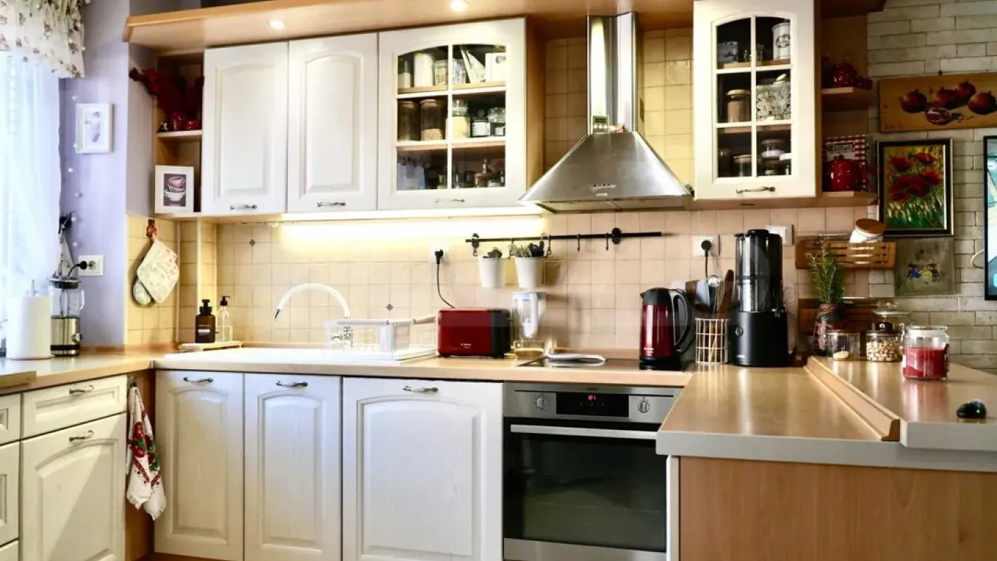 Stylish 4-Bedroom Apartment Near Grand Hotel Plovdiv - Image 4