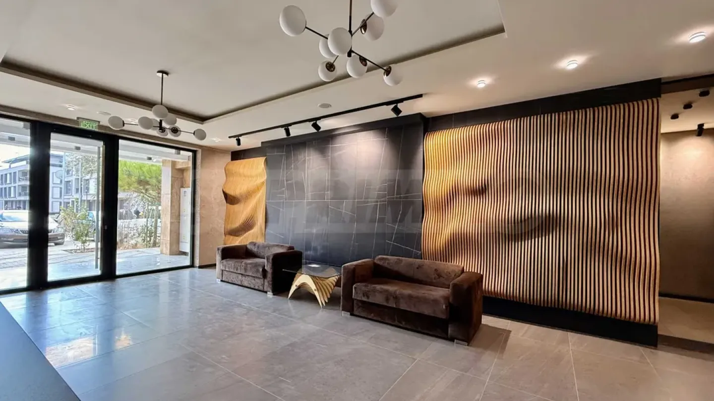 Spacious 3BR Apt w/ Greblena Base View - Image 2