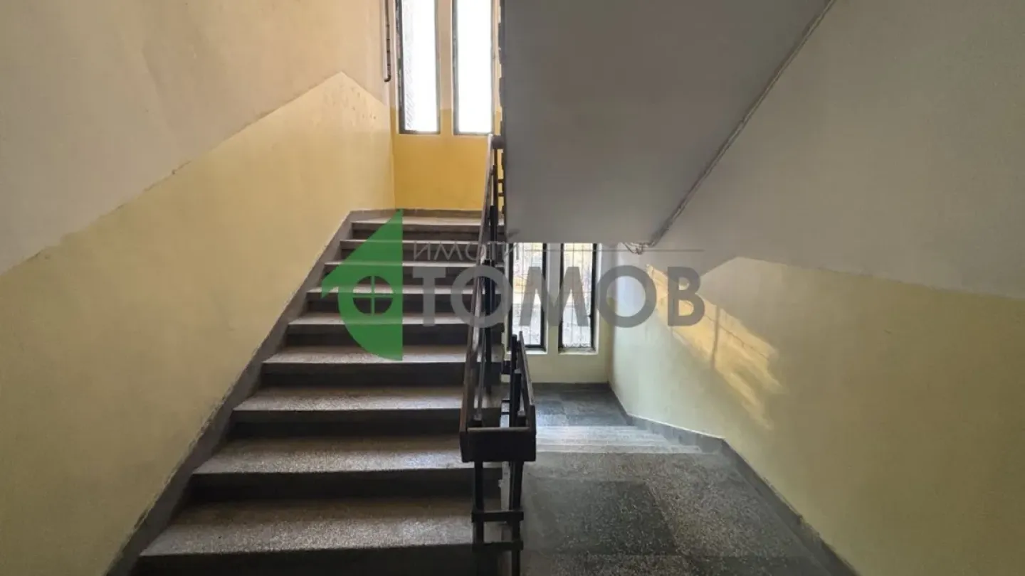 Spacious Three-Bedroom Apartment with Retail Space in Stara Zagora - Image 1