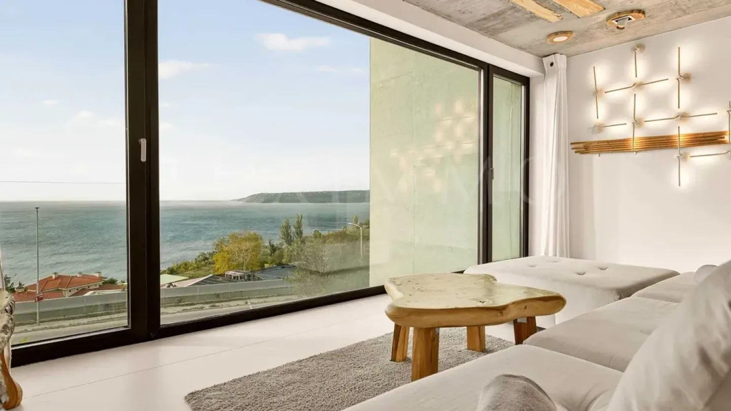 Spacious Sea View Apartment with Smart Home Features - Image 3