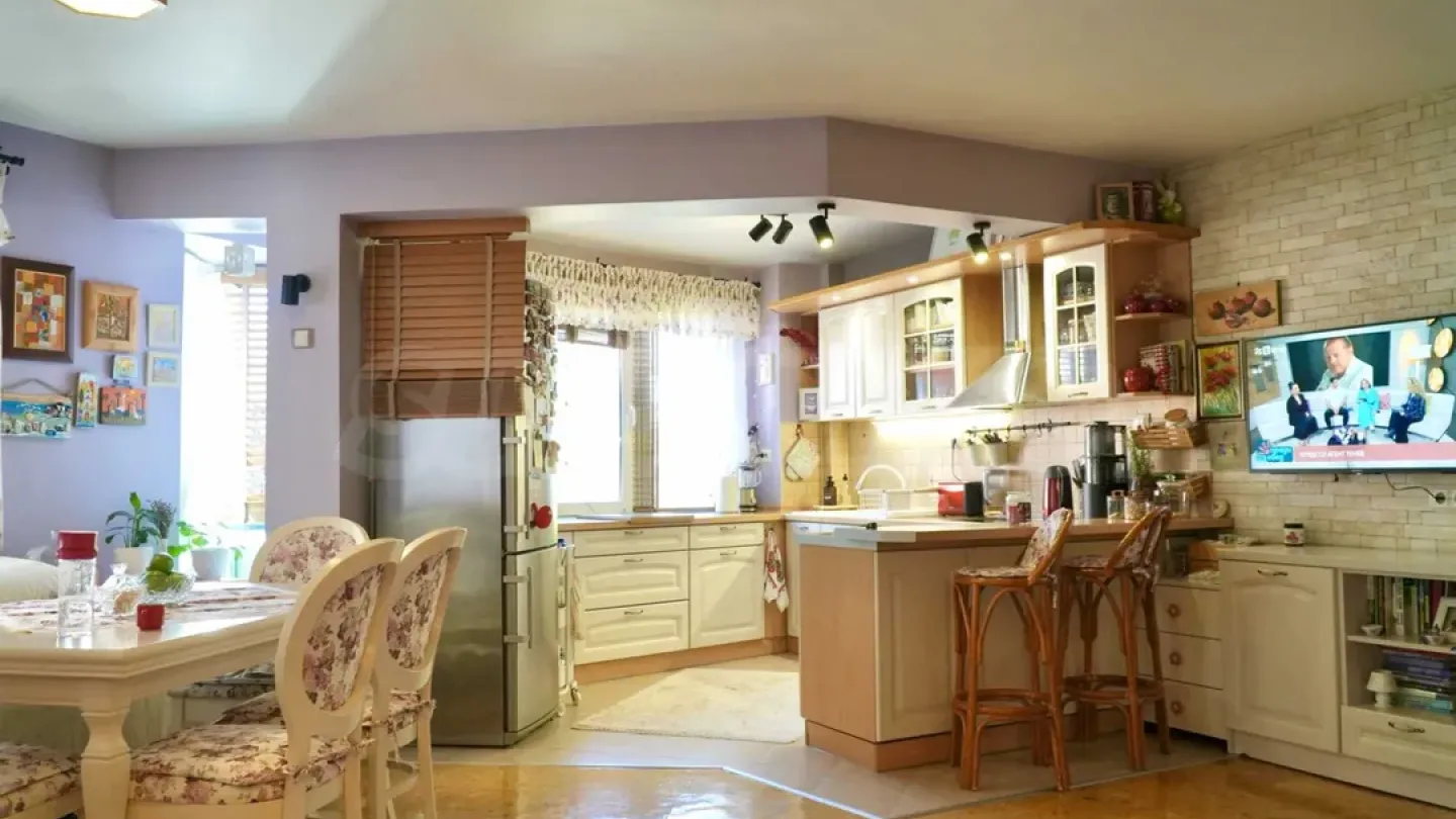 Stylish 4-Bedroom Apartment Near Grand Hotel Plovdiv - Image 1