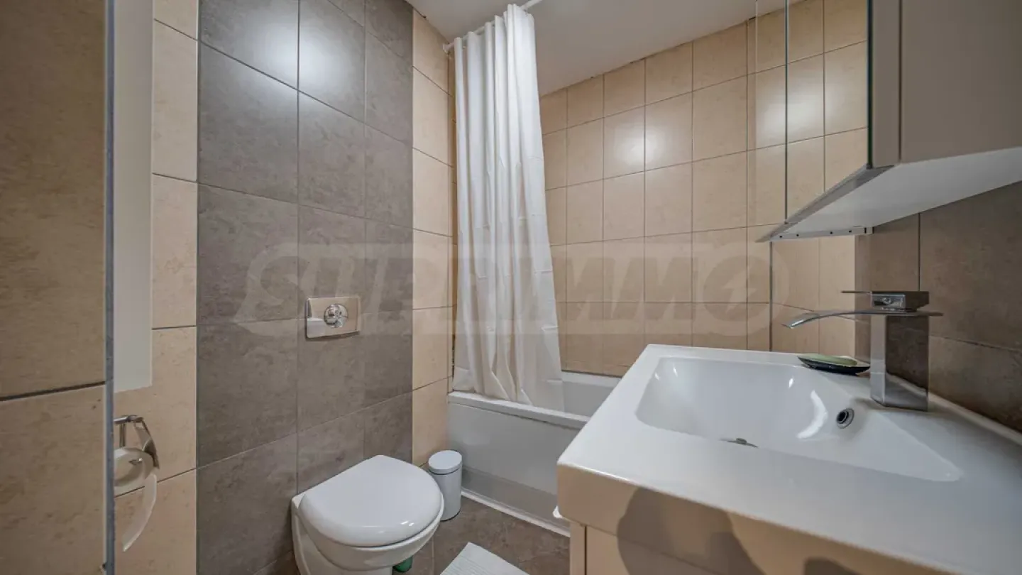 Spacious, Fully Furnished Apartment with Private Garden - Image 4