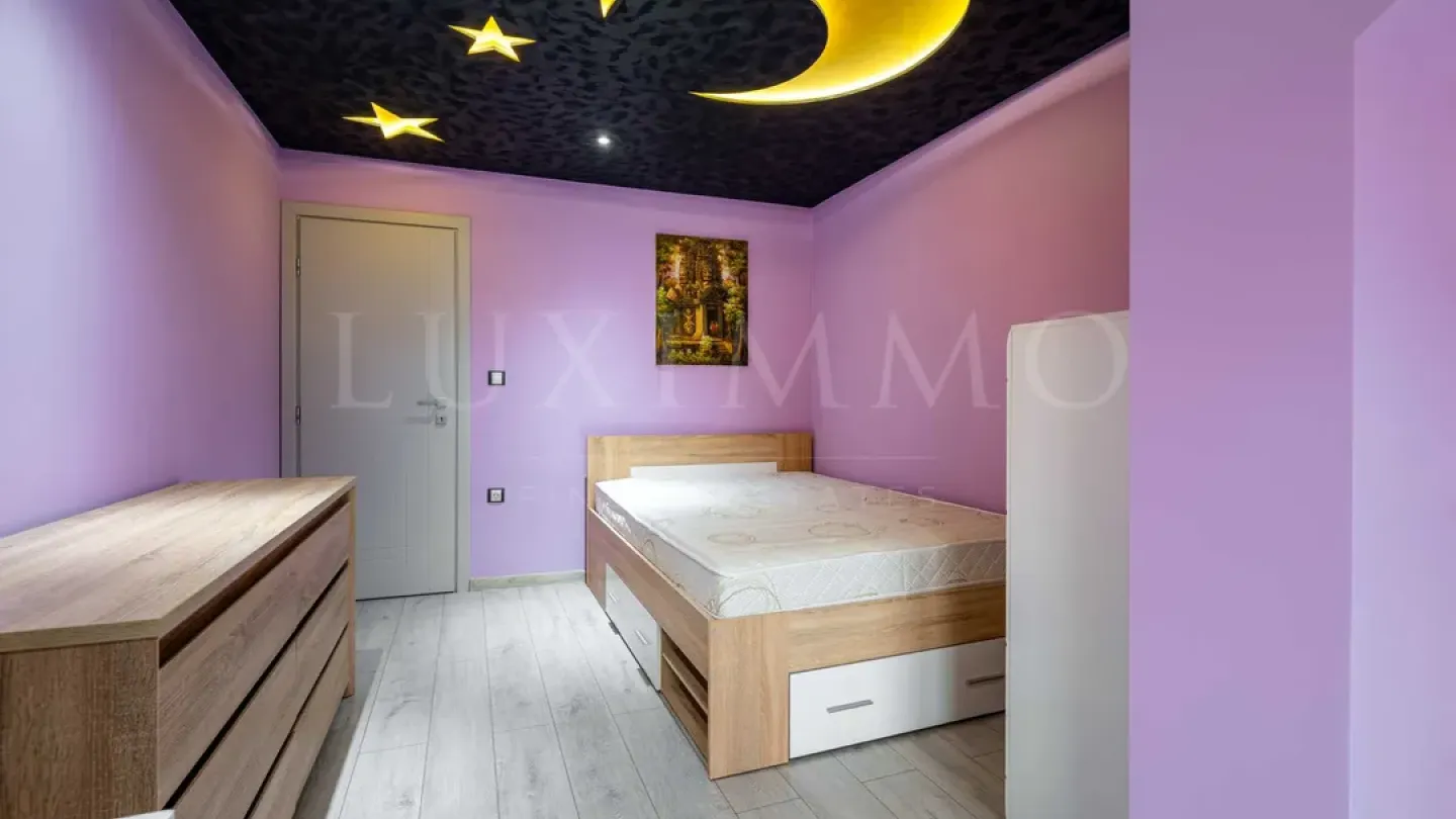 Elegant 2-Bedroom Apartment Near Bunardzhik Park - Image 1