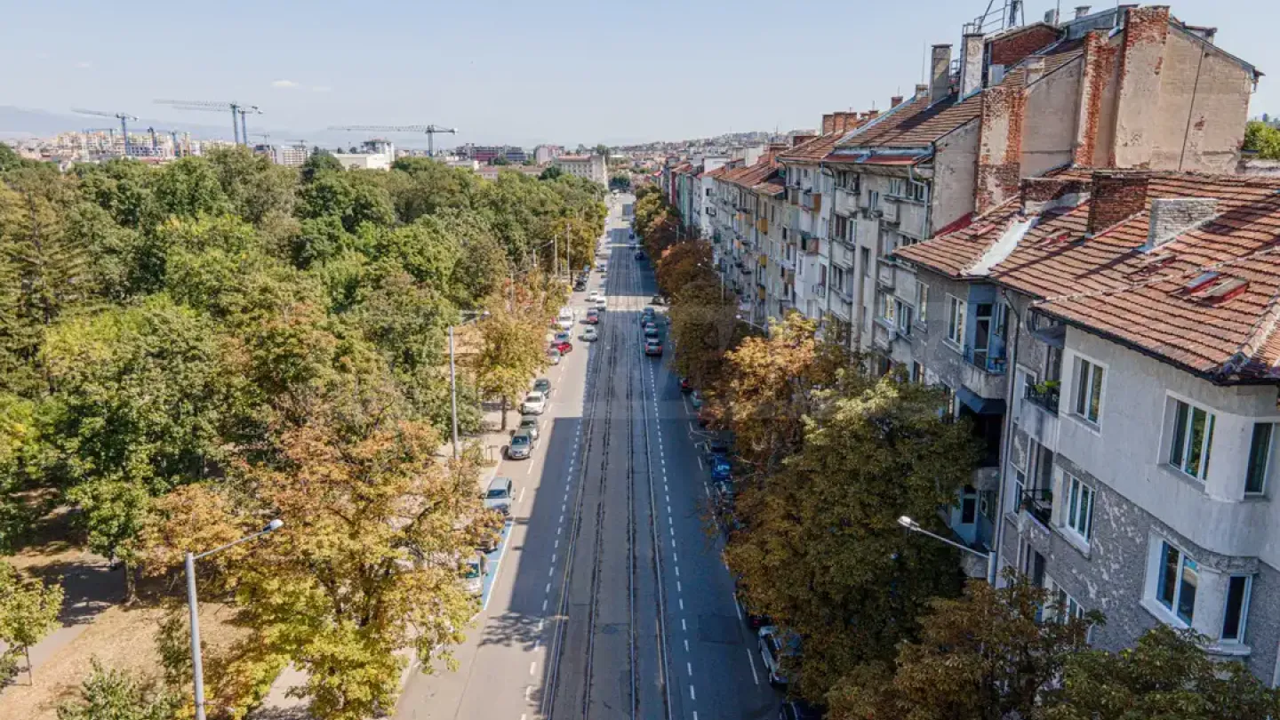 Spacious 3-Bedroom Apartment Near Doctor's Monument, Sofia - Image 3