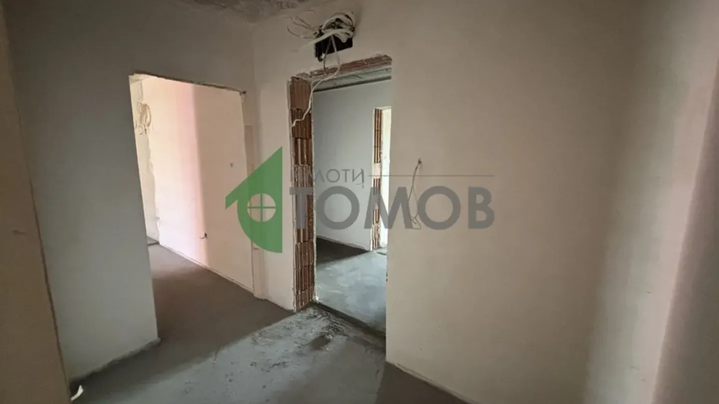 Spacious 4-Bedroom Apartment in Azimov Complex, Stara Zagora - Image 3