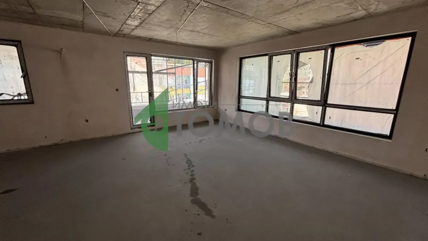 Spacious 4-Bedroom Apartment in Azimov Complex, Stara Zagora - Image 2