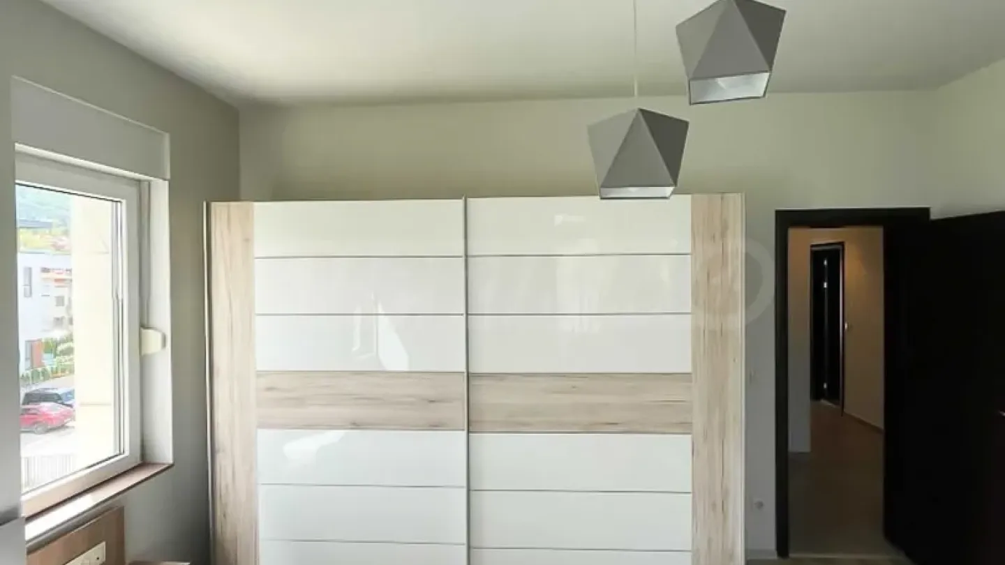 Spacious 4-Bedroom Apartment with Mountain View & Parking in Sofia - Image 4