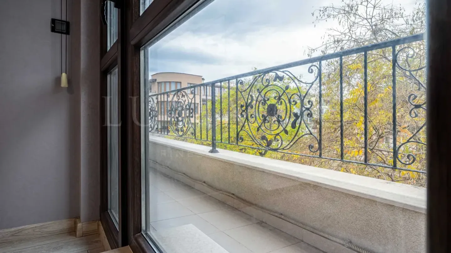 Elegant 2-Bedroom Apartment Near Bunardzhik Park - Image 2