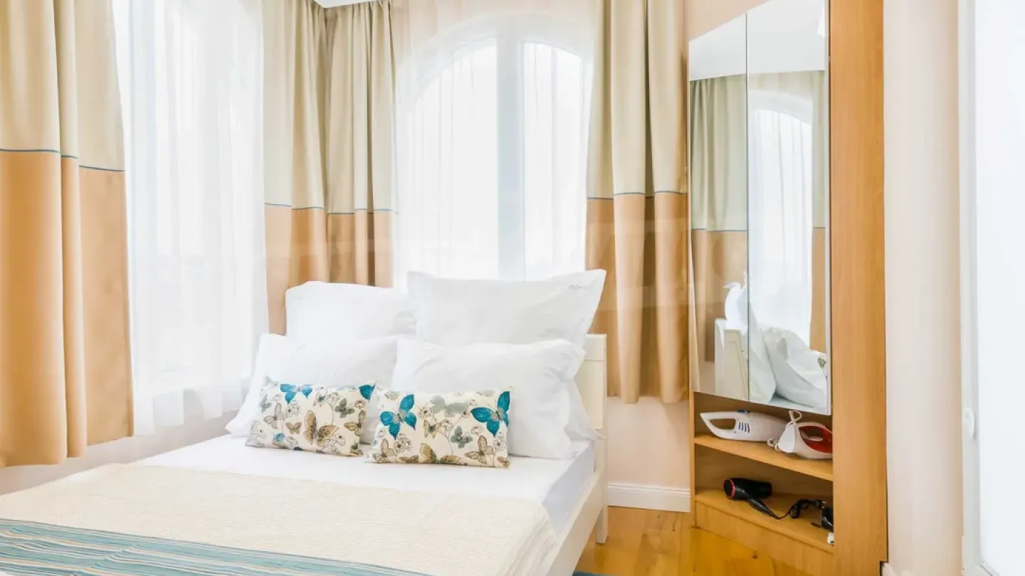 Spacious, Fully Furnished 3-Bedroom Apartment in Varna's Heart - Image 1