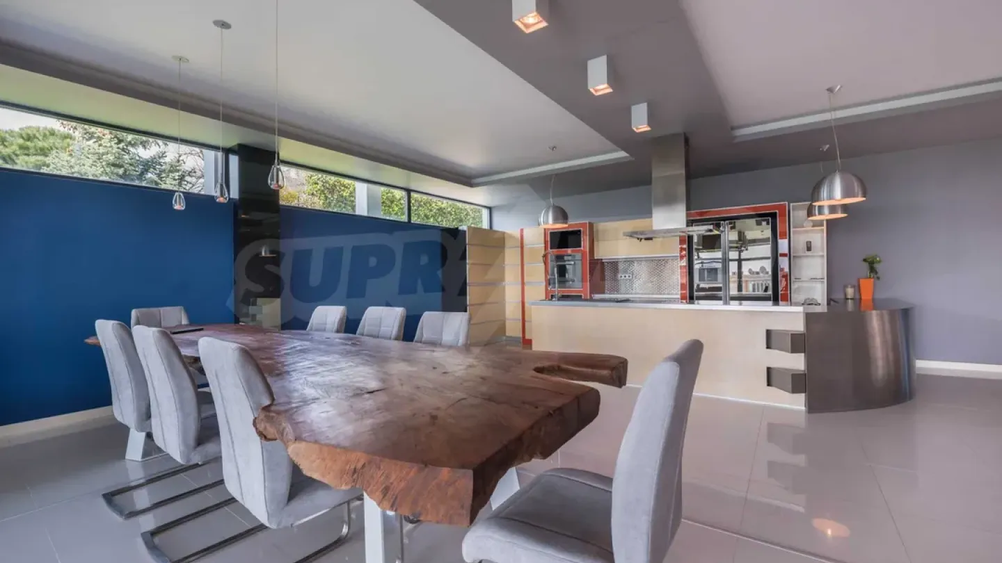 Modern Seafront Villa with Stunning Panoramic Views - Image 1