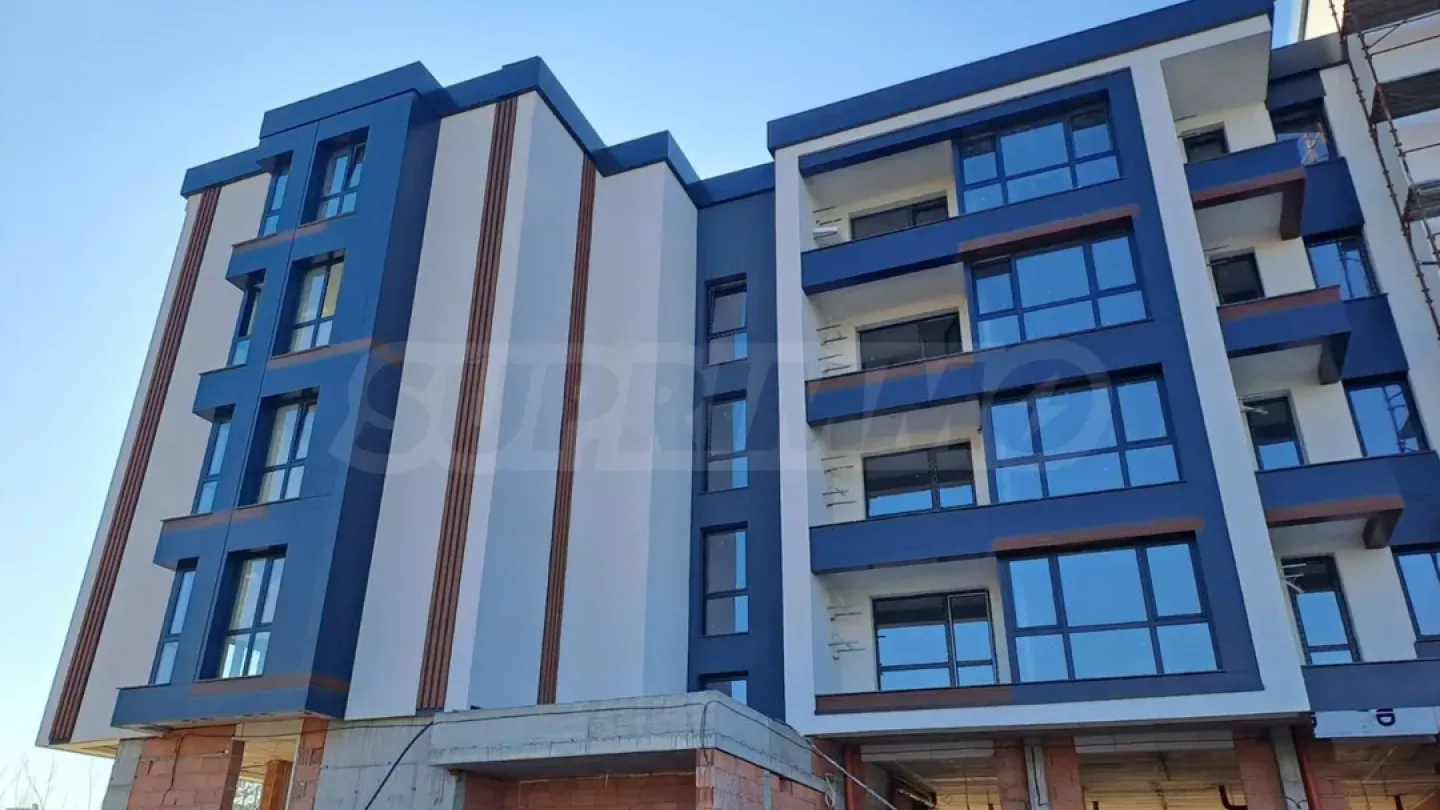 Spacious 2-Bedroom Apartment in New "Kamenitsa 2" Complex - Image 2