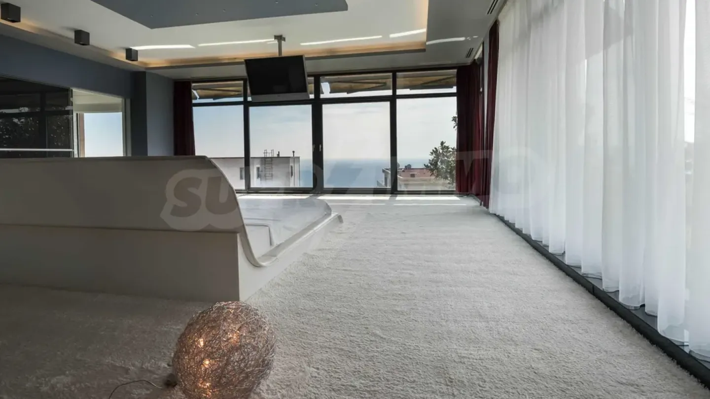 Modern Seafront Villa with Stunning Panoramic Views - Image 4