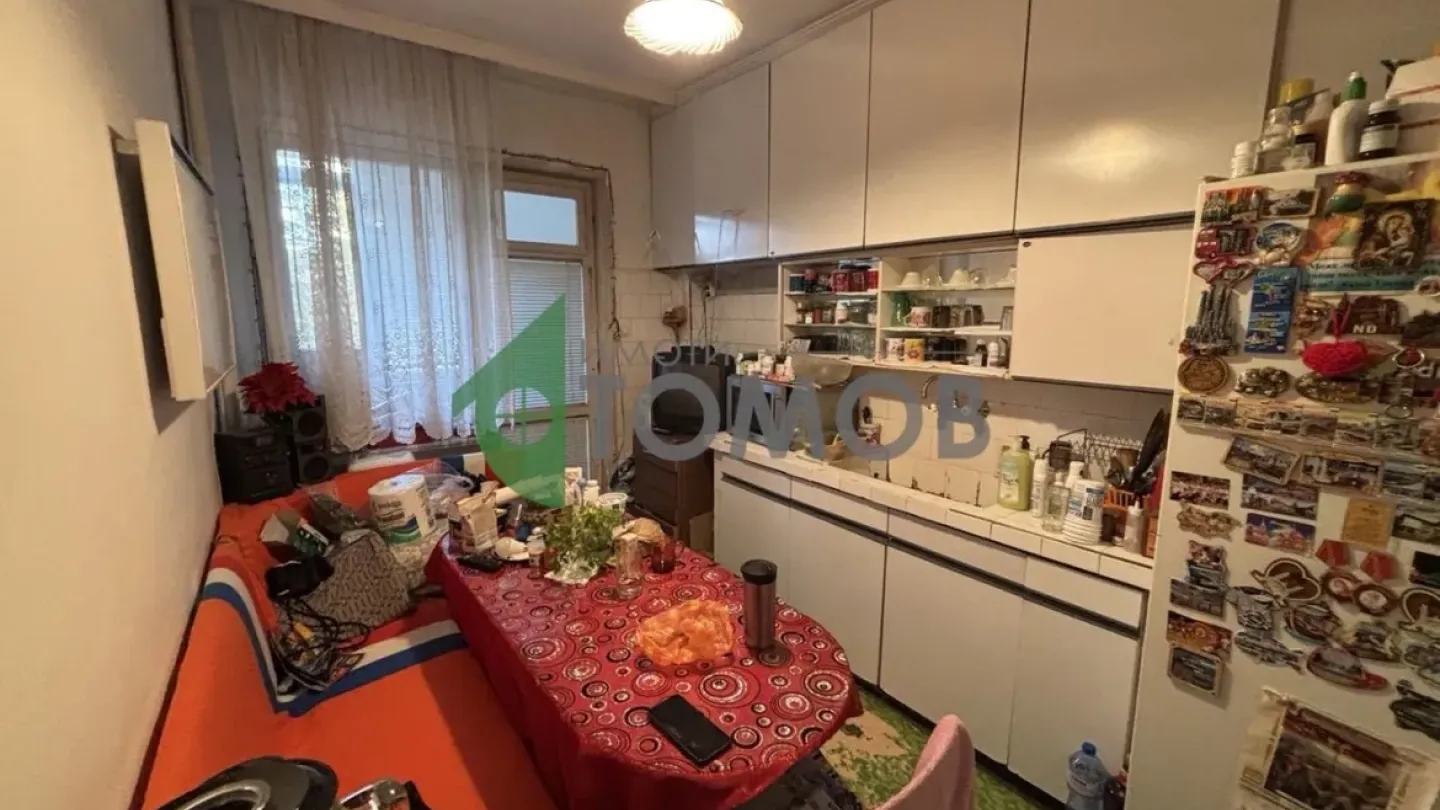 Spacious Three-Bedroom Apartment with Retail Space in Stara Zagora - Image 2