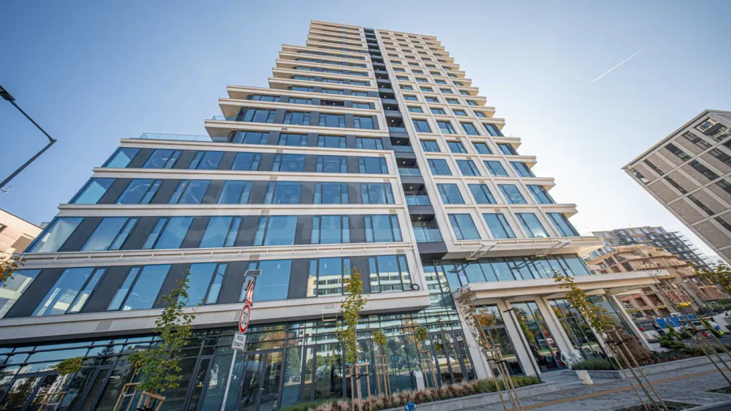 Spacious Smart Tower Apartment with Stunning City and Mountain Views - Image 5