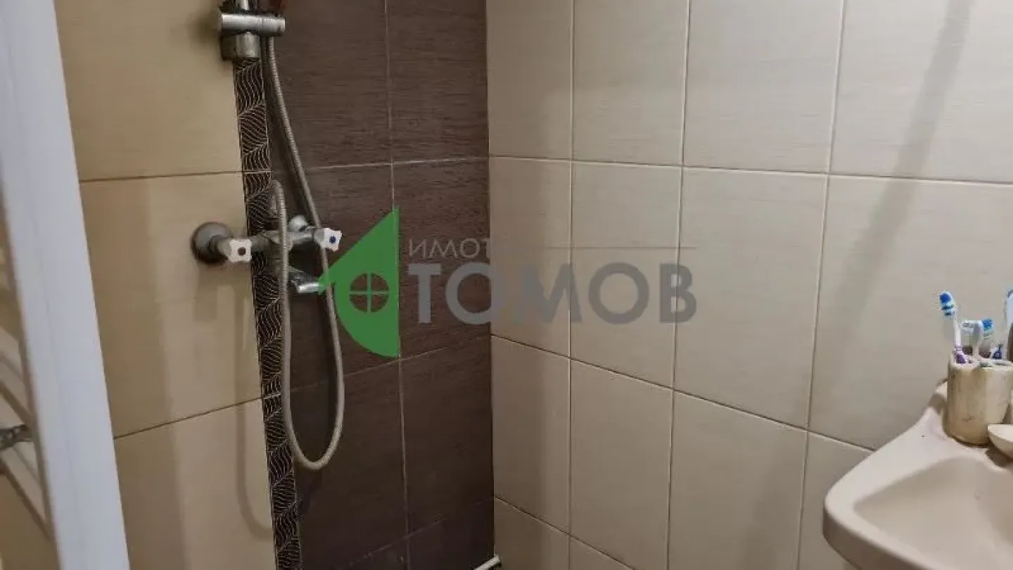 Spacious Brick House Near Ruse with Garden - Image 4