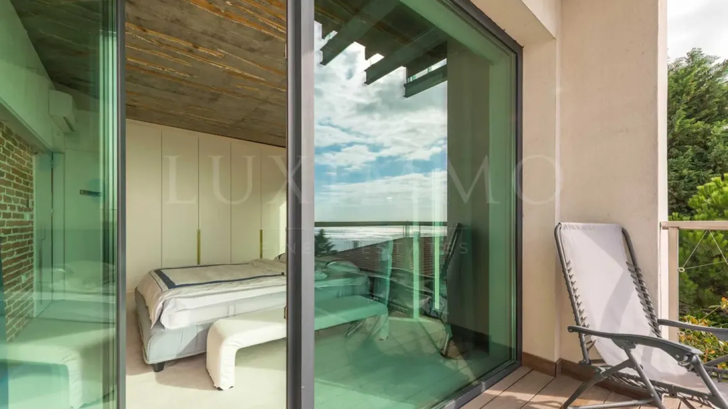 Spacious Sea View Apartment with Smart Home Features - Image 1