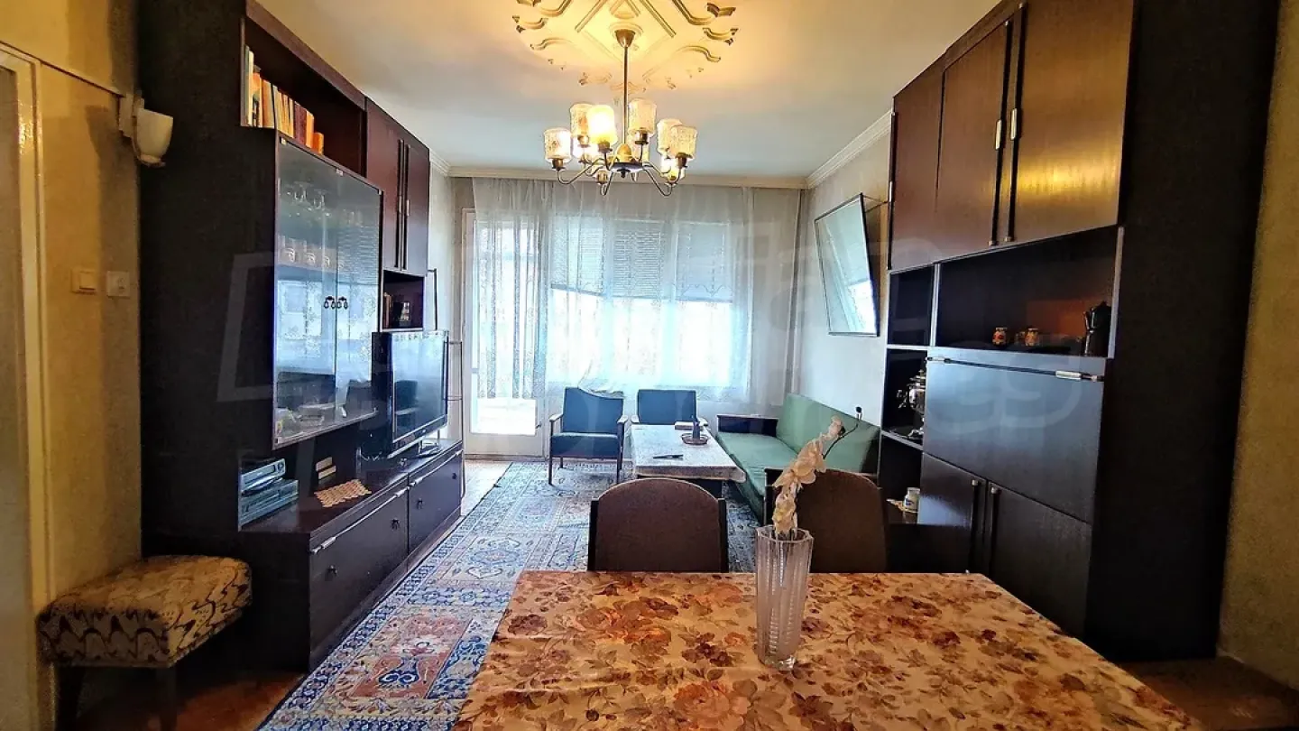 Spacious 3-Bedroom Apartment Near Banya Piperkà, Stara Zagora - Image 1