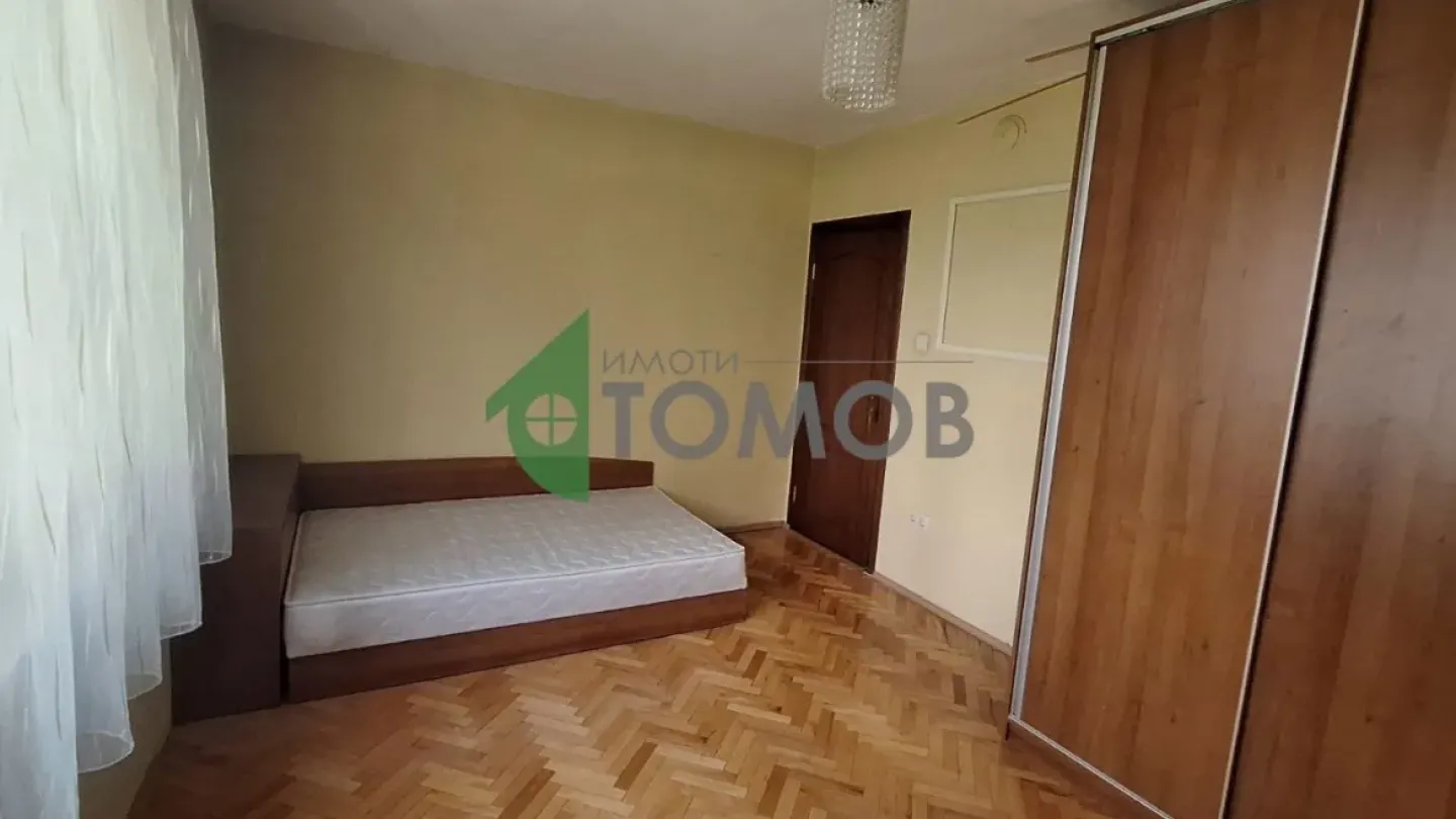 Spacious Three-Bedroom Apartment in Central Stara Zagora for Sale - Image 4