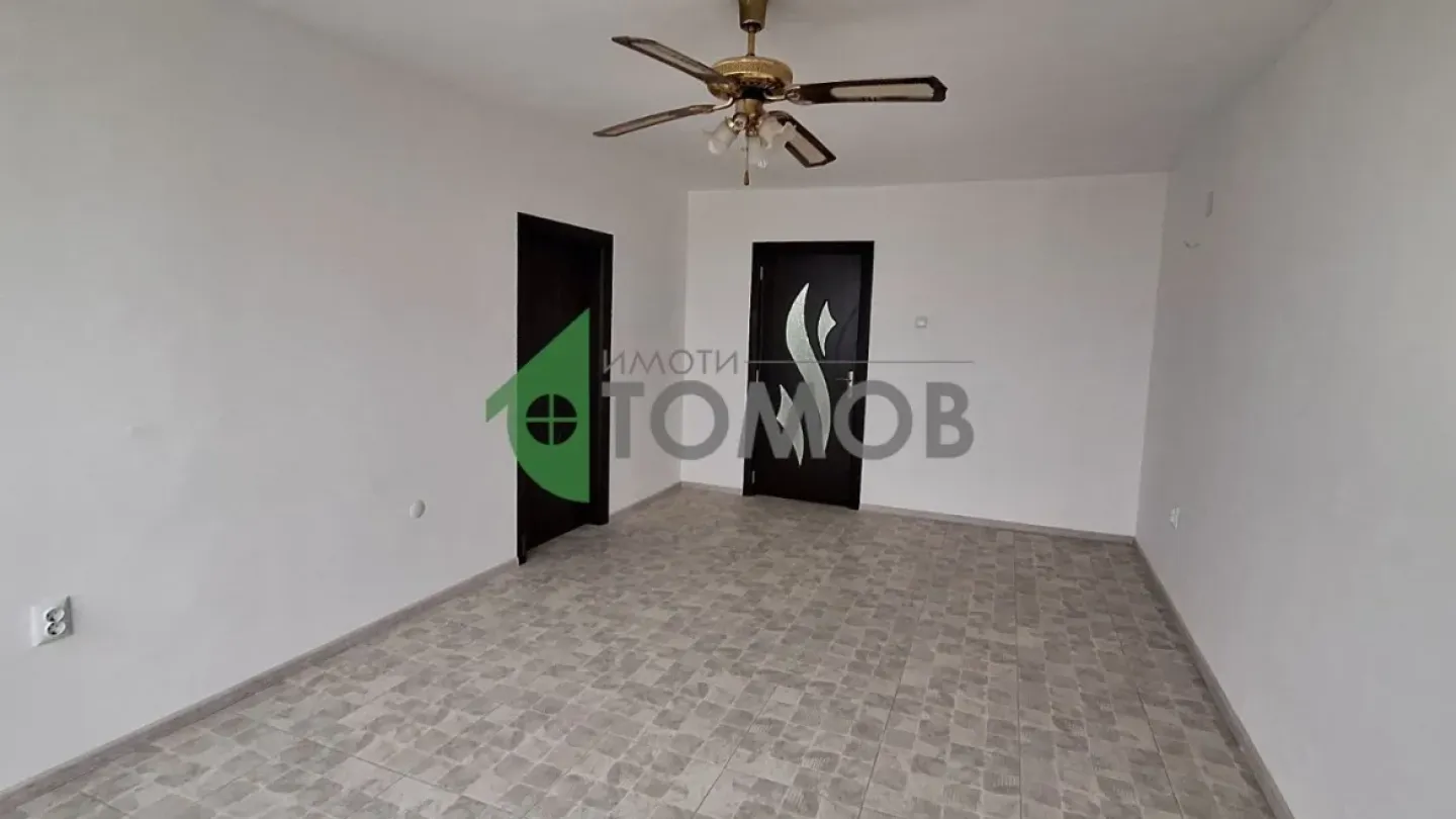 Spacious, Renovated 3BR Apartment with Great Views in Stara Zagora - Image 3