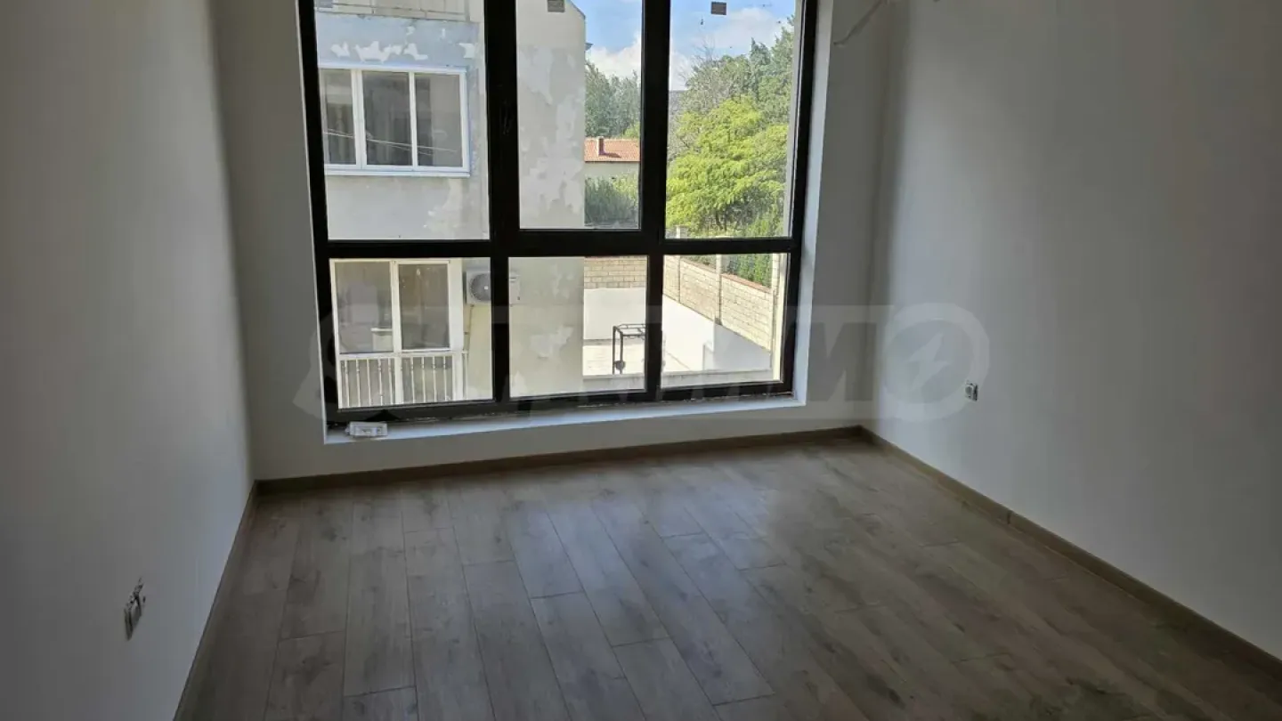 Spacious 2-Bedroom Apartment with Sea Views - Image 5