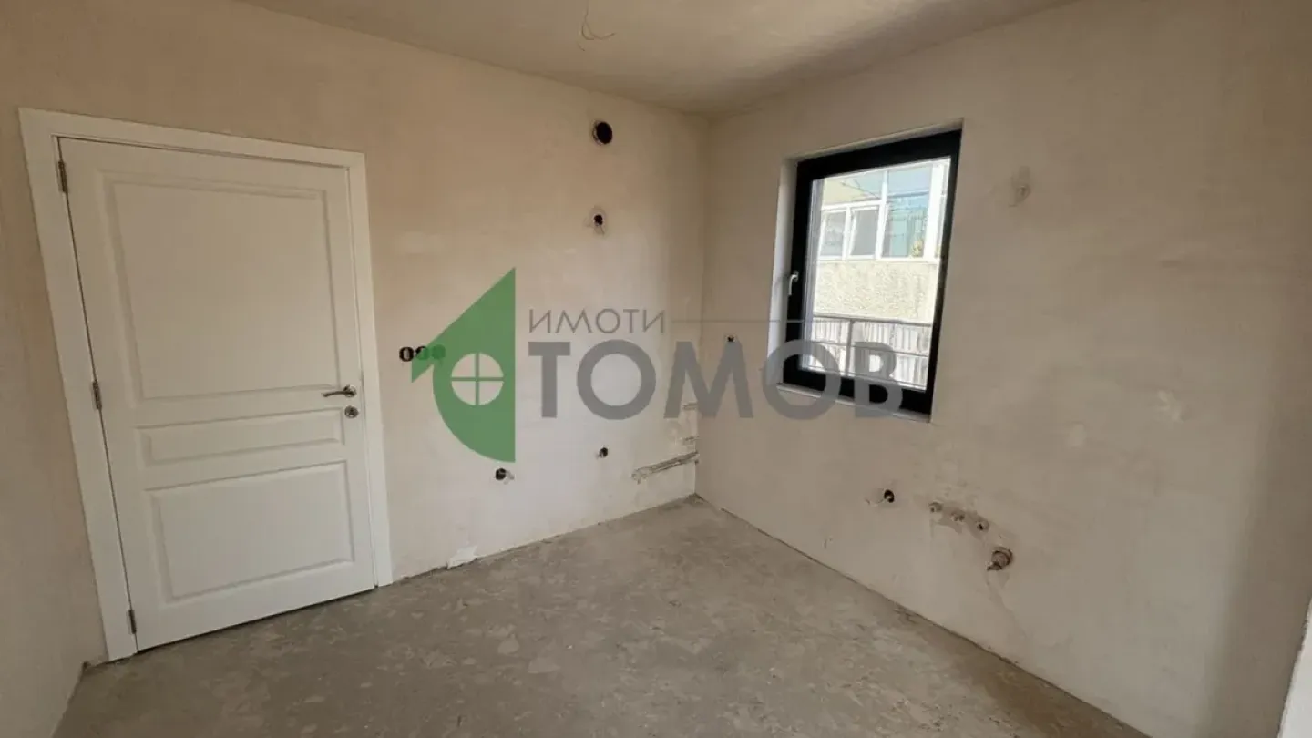 Spacious 3-Bedroom Apartment Near Park in Stara Zagora - Image 4