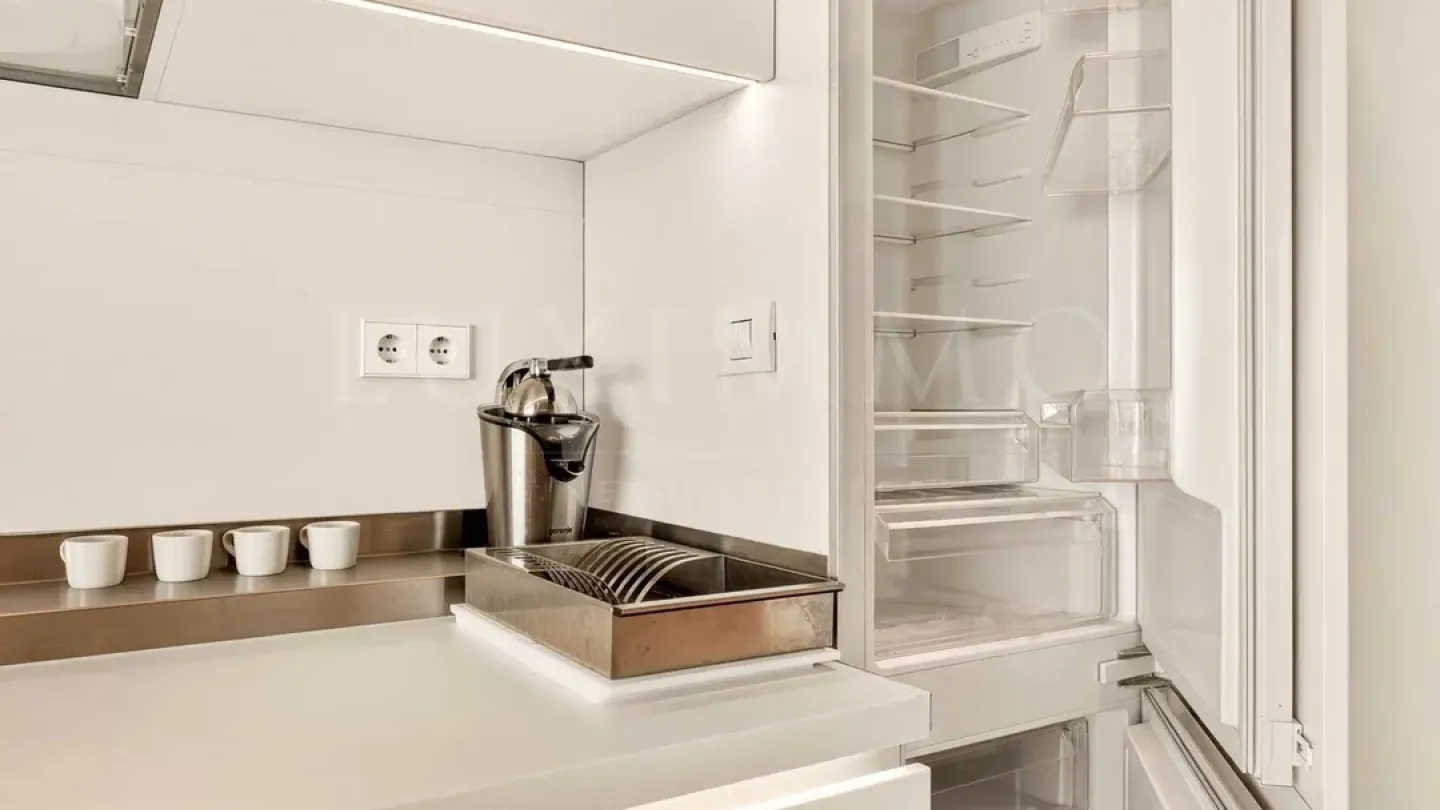 Spacious Sea View Apartment with Smart Home Features - Image 5