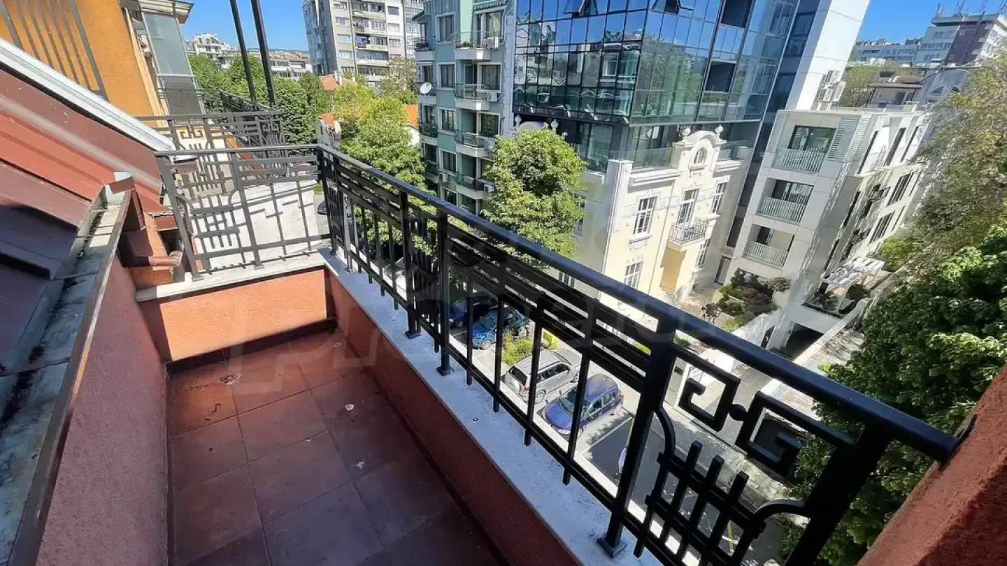 Spacious 3-Bedroom Apartment in Varna's Heart – Modern Living - Image 1