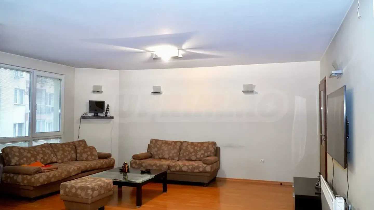 Spacious 2-Bed Apartment w/ Garage & Extra Space - Image 2