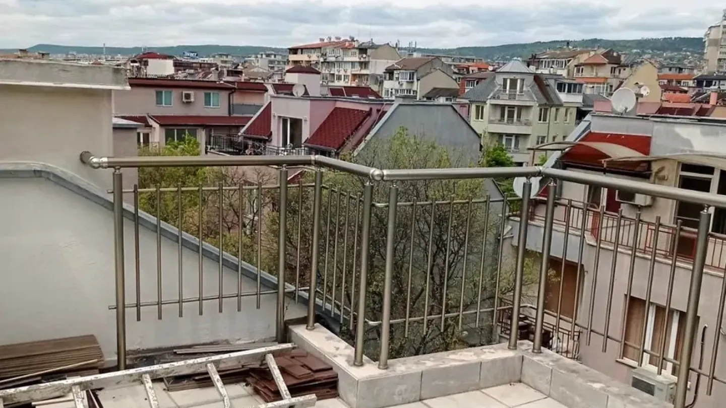 Spacious Fully Furnished Apartment with Panoramic Terrace in Varna - Image 1