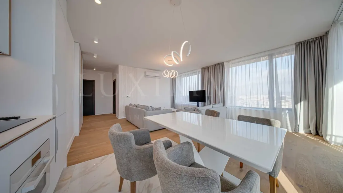 Luxury One-Bedroom Apartment with Stunning City Views - Image 4