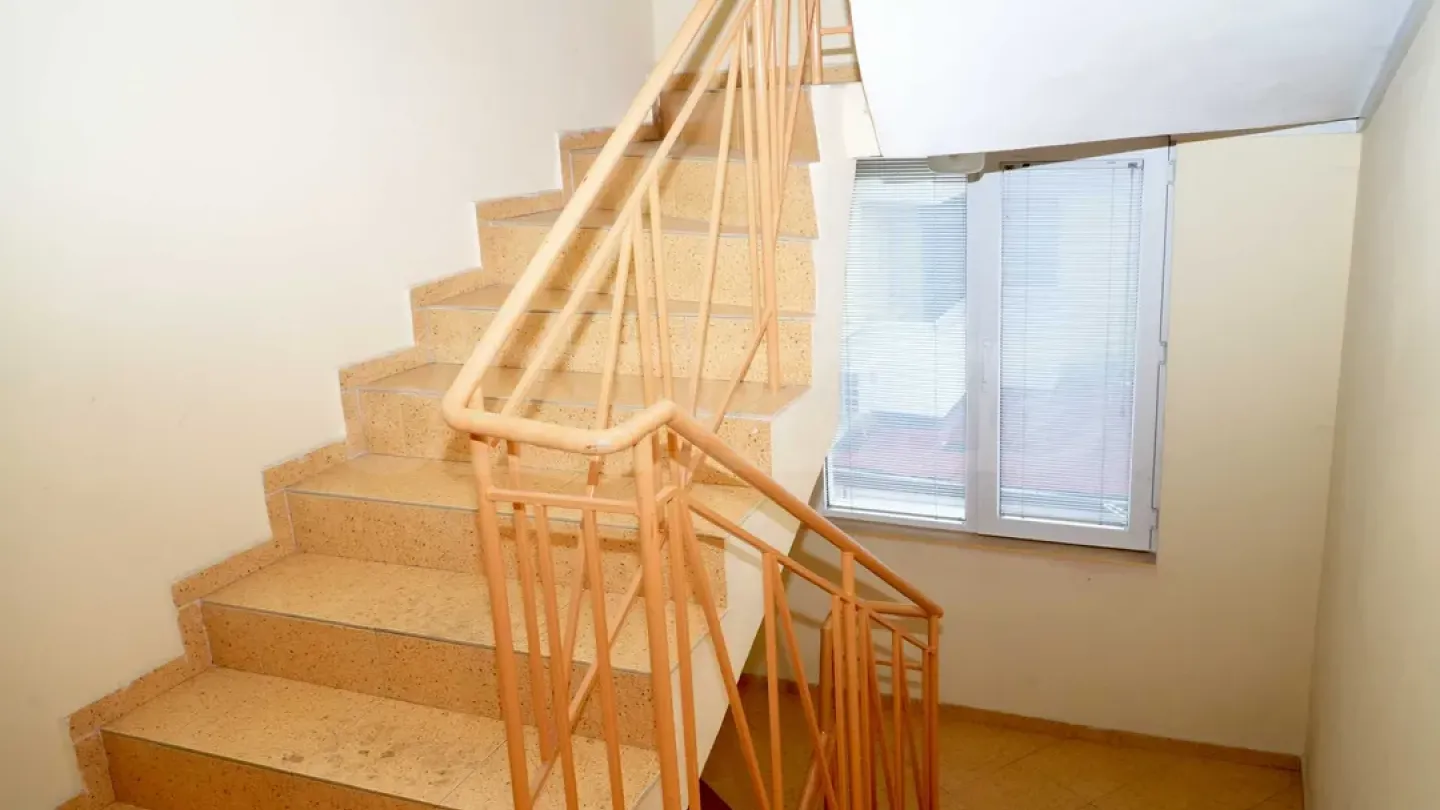 Spacious 2-Bed Apartment w/ Garage & Extra Space - Image 5