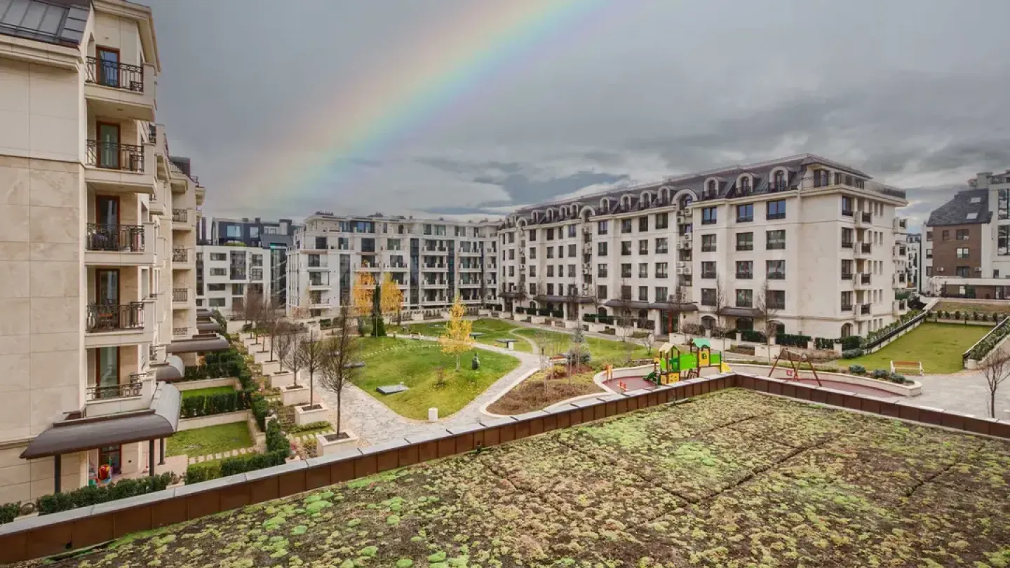 Stylish One-Bedroom Apartment with Courtyard View in Paradise Place - Image 2