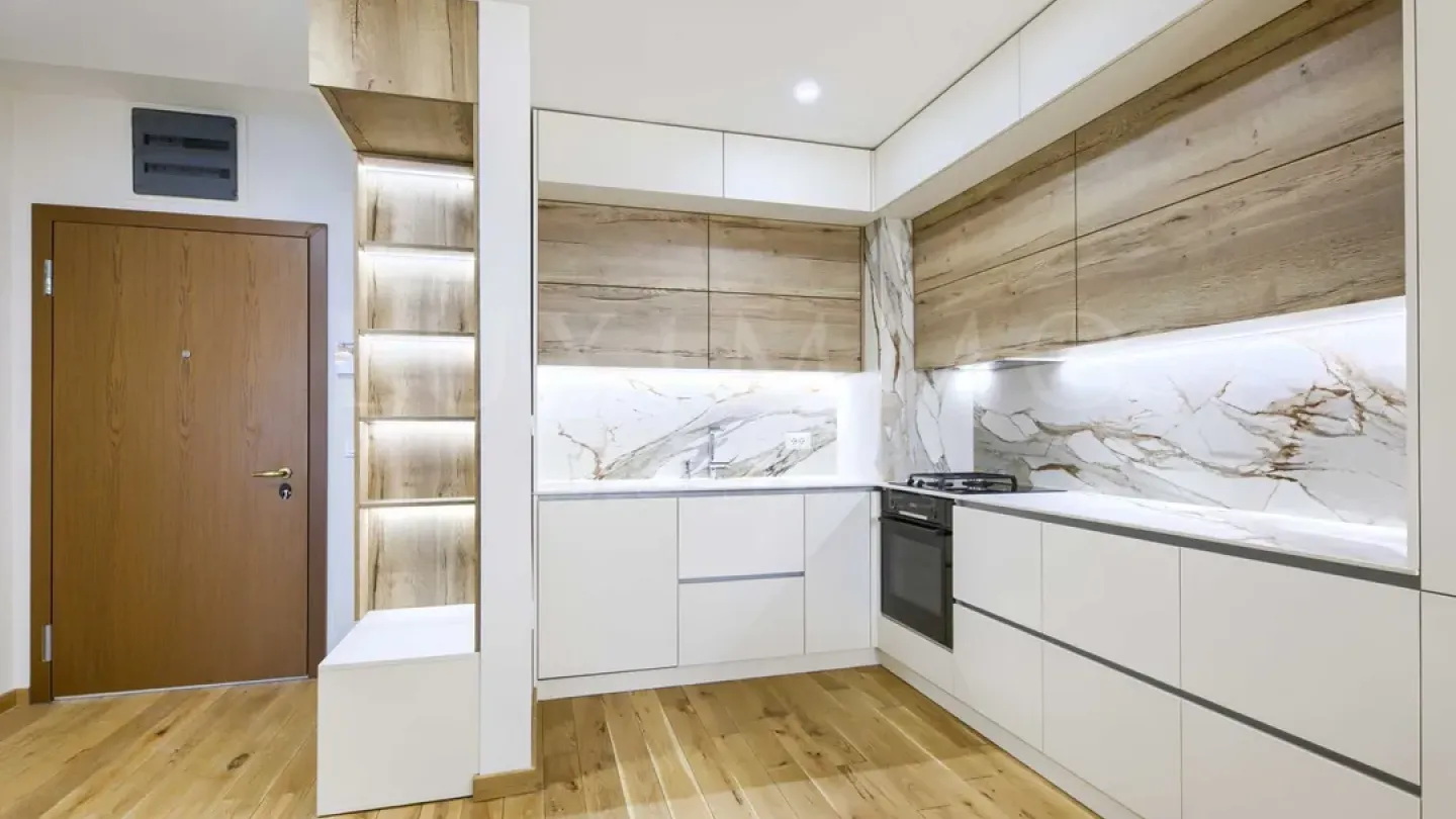 Stylish One-Bedroom Apartment with Courtyard View in Paradise Place - Image 5