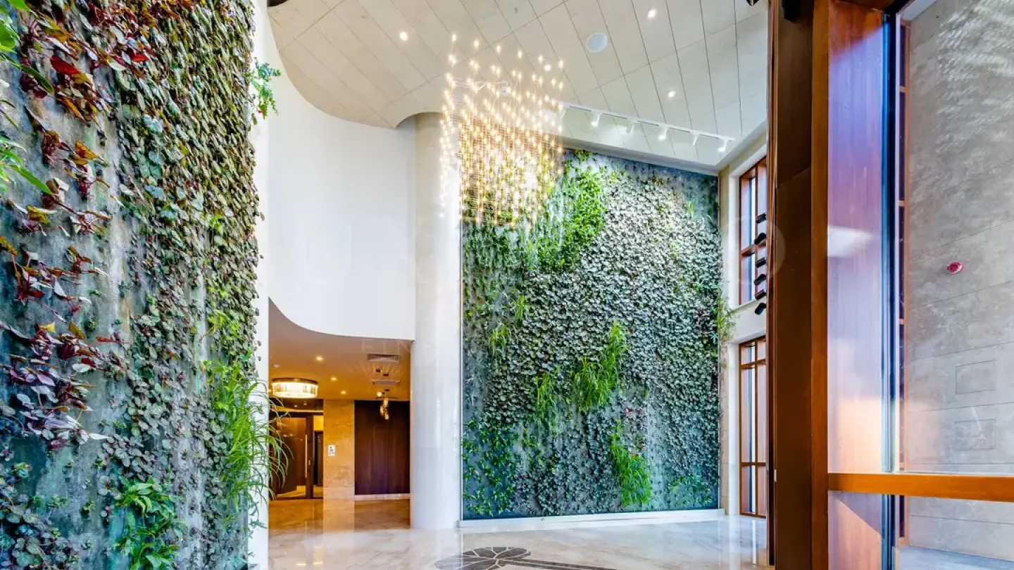 Stylish One-Bedroom Apartment with Courtyard View in Paradise Place - Image 3