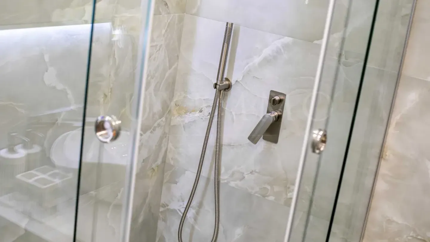 Stylish One-Bedroom Apartment with Courtyard View in Paradise Place - Image 4