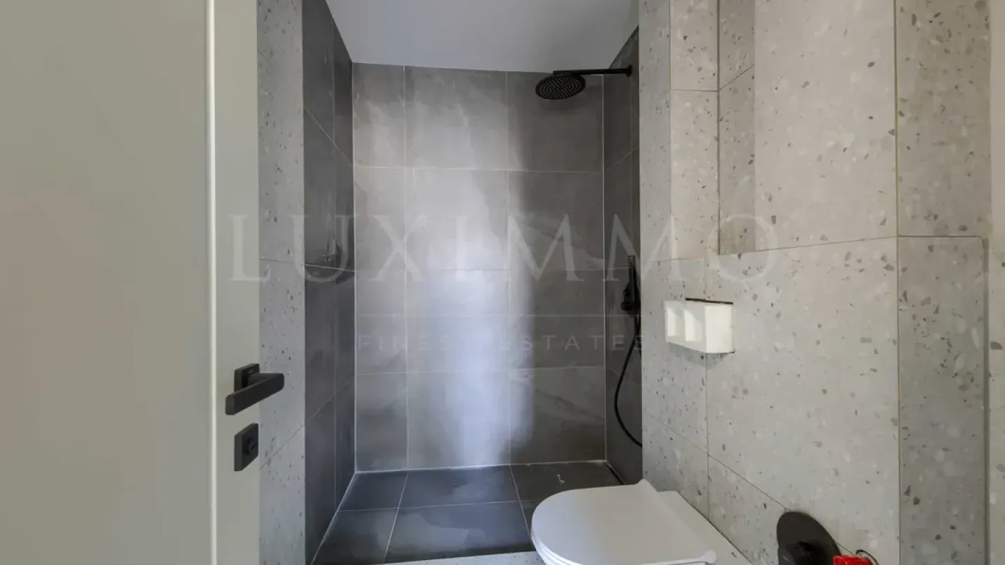 Spacious Turnkey 2-Bed Apartment with Stunning Mountain Views - Image 3