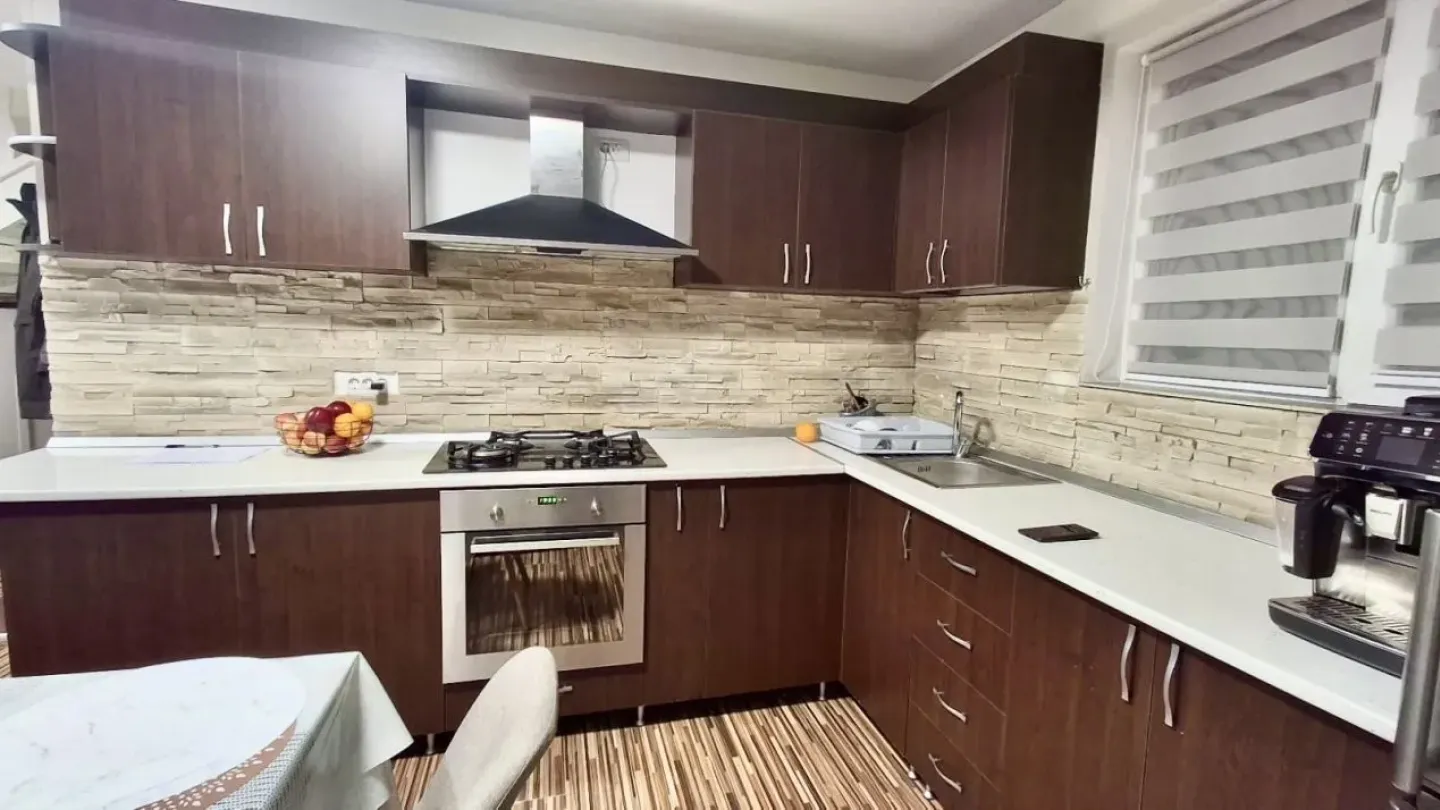 Renovated 4-Bedroom House with Land in Oradea, Romania - Image 3