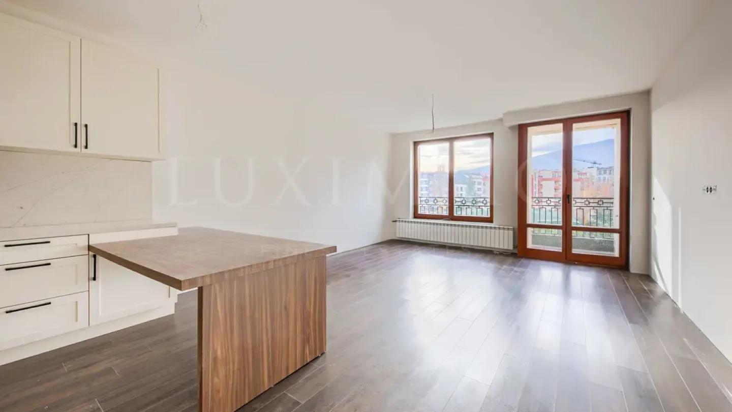 Spacious Turnkey 2-Bed Apartment with Stunning Mountain Views - Image 1