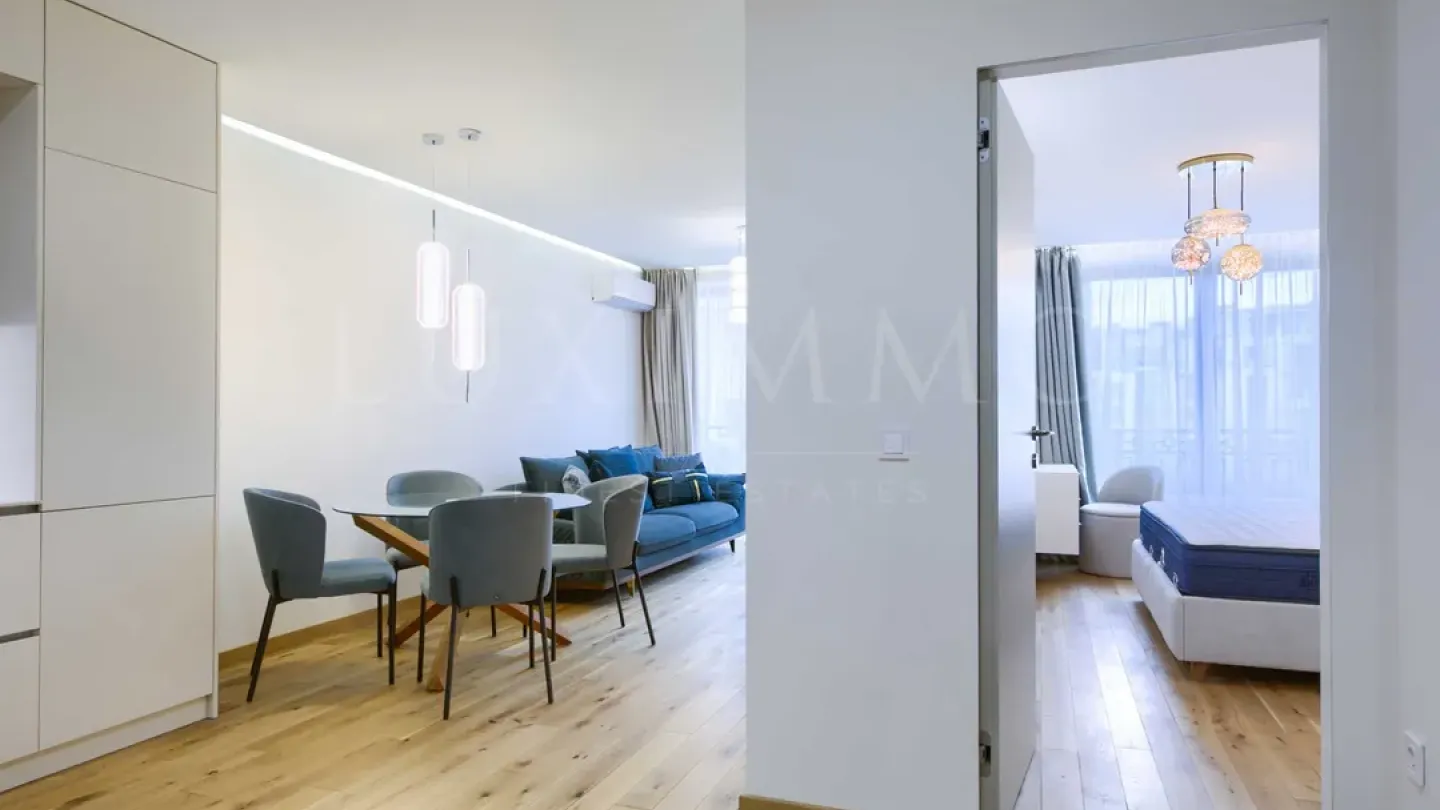 Stylish One-Bedroom Apartment with Courtyard View in Paradise Place - Image 1