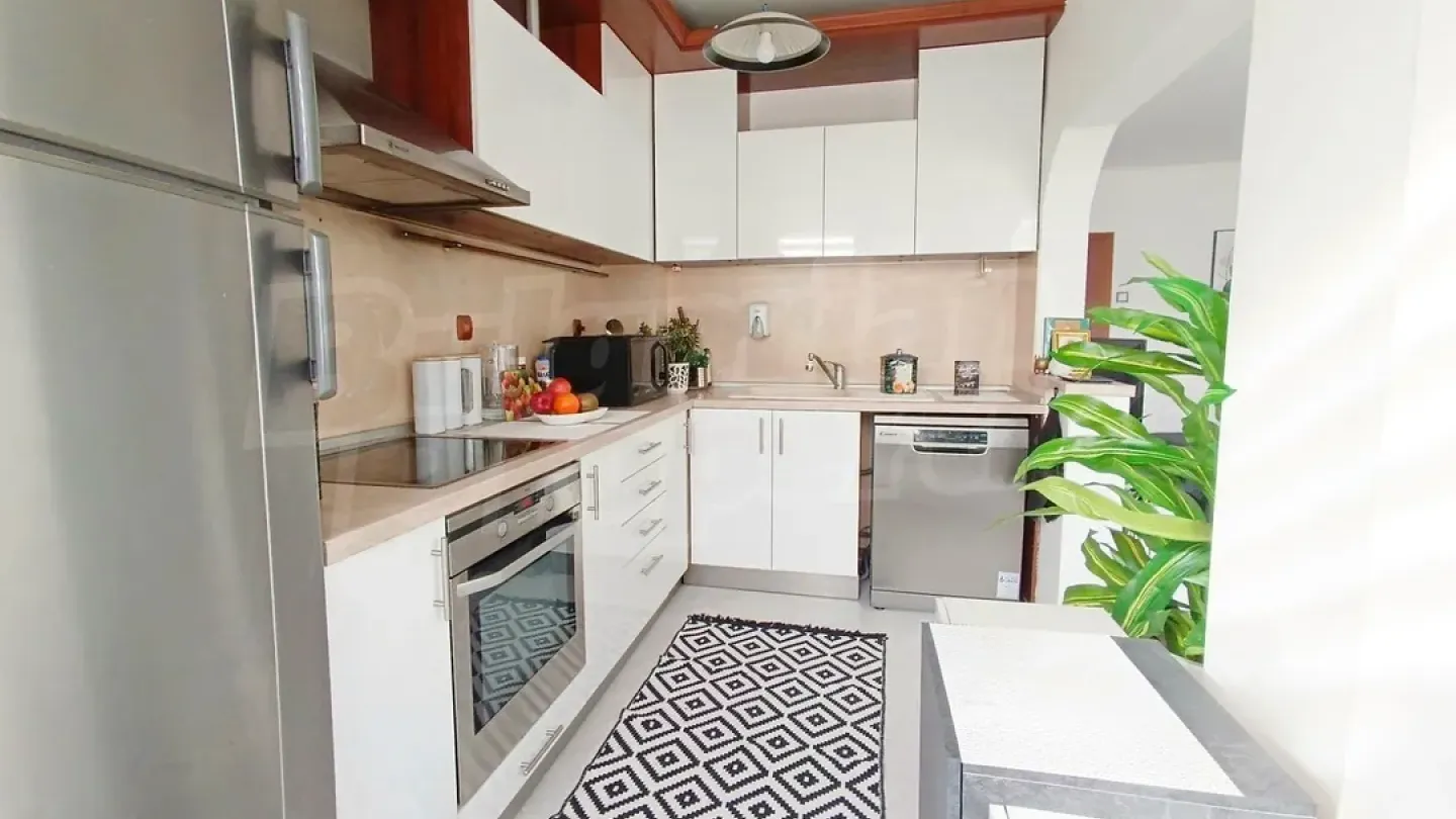 Spacious, Renovated Varna Apartment with Stunning Sea Views - Image 5