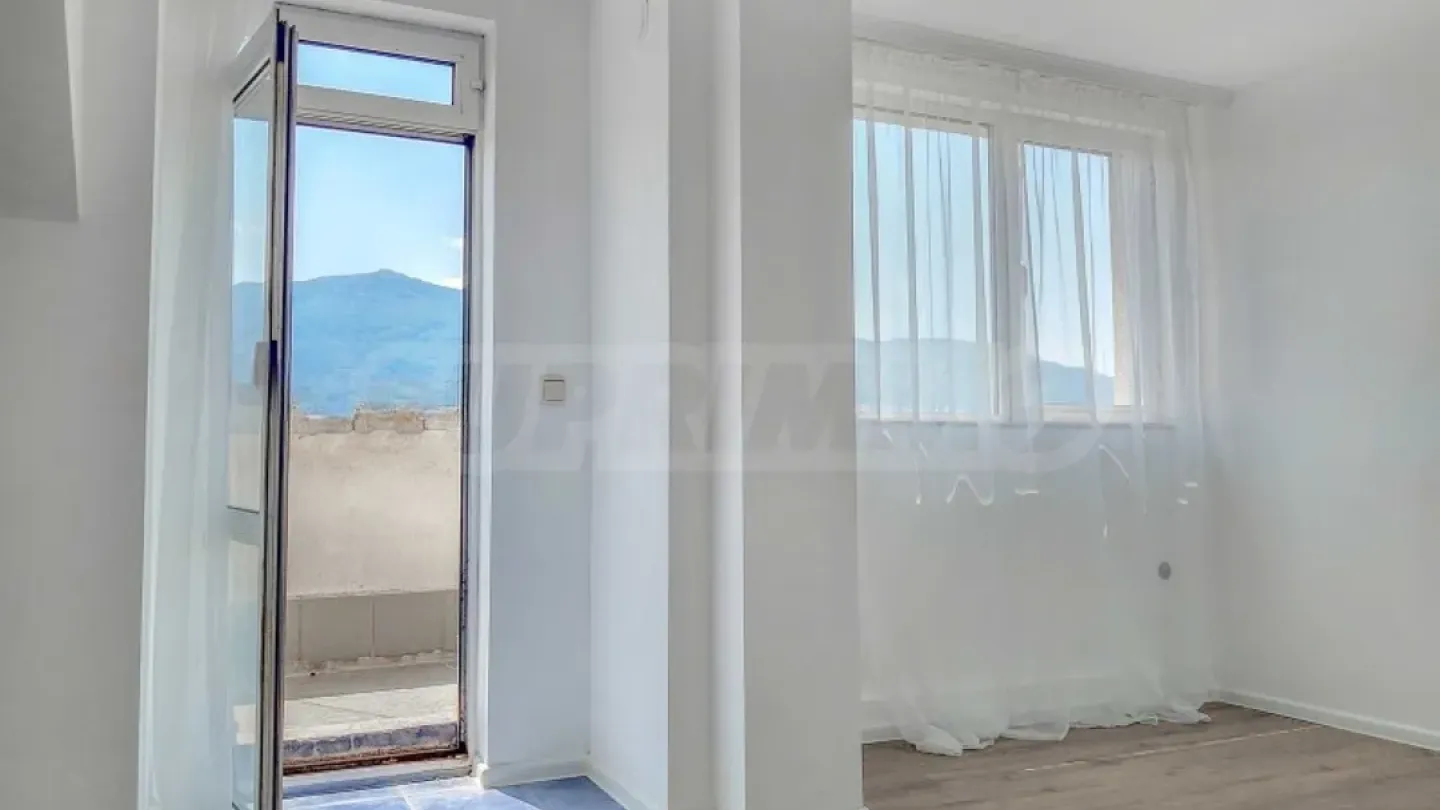 Spacious 5-Bed Mezonet with 5 Terraces - Sofia - Image 2