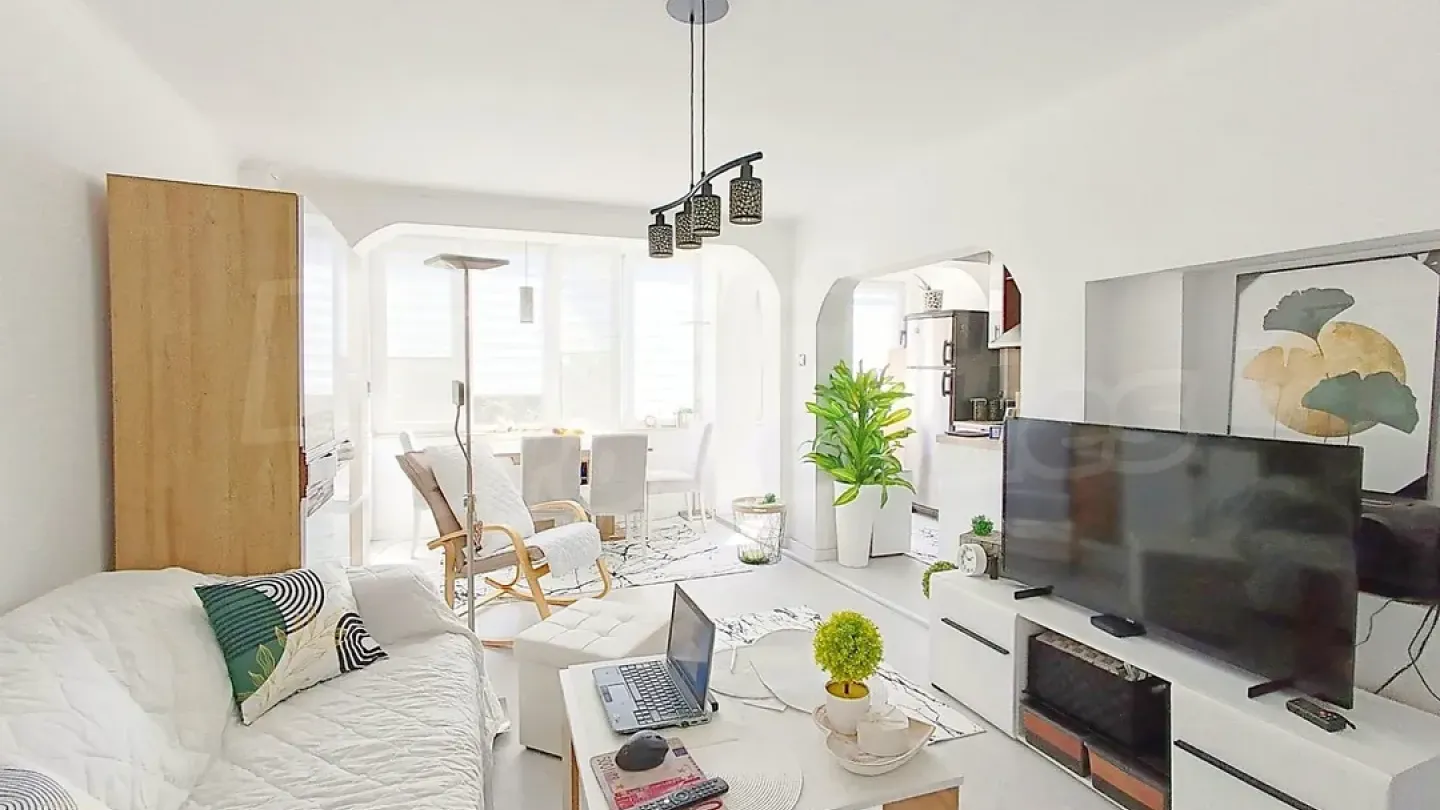 Spacious, Renovated Varna Apartment with Stunning Sea Views - Image 2